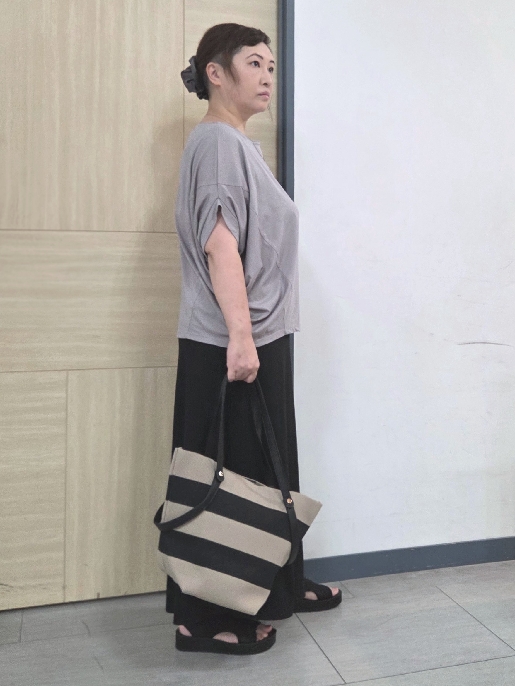 にゃみさんの「grove｜【持続冷感・体型カバー】サテンパイピングドルマンカットソー」を使ったコーディネート