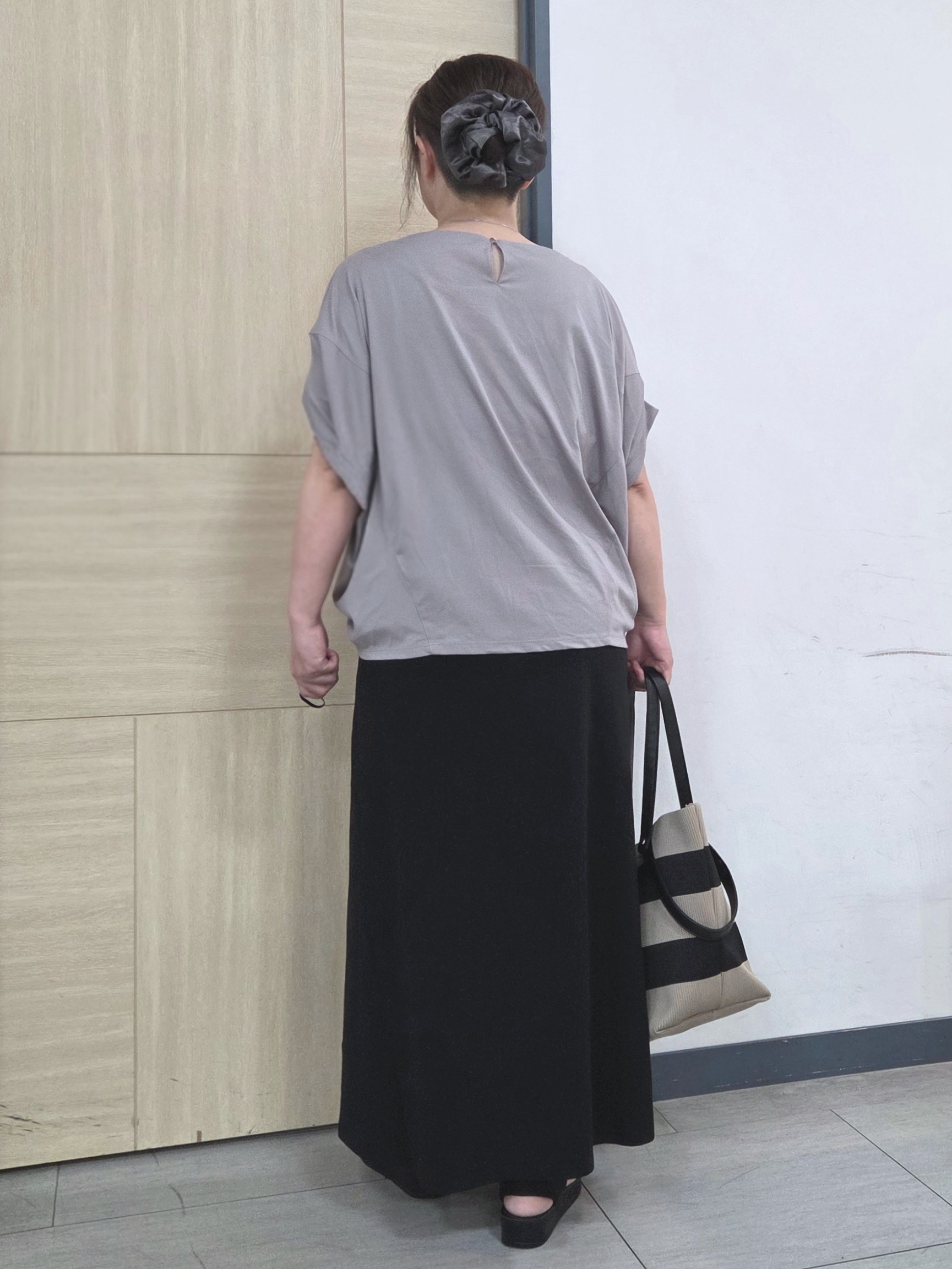 にゃみさんの「grove｜【持続冷感・体型カバー】サテンパイピングドルマンカットソー」を使ったコーディネート