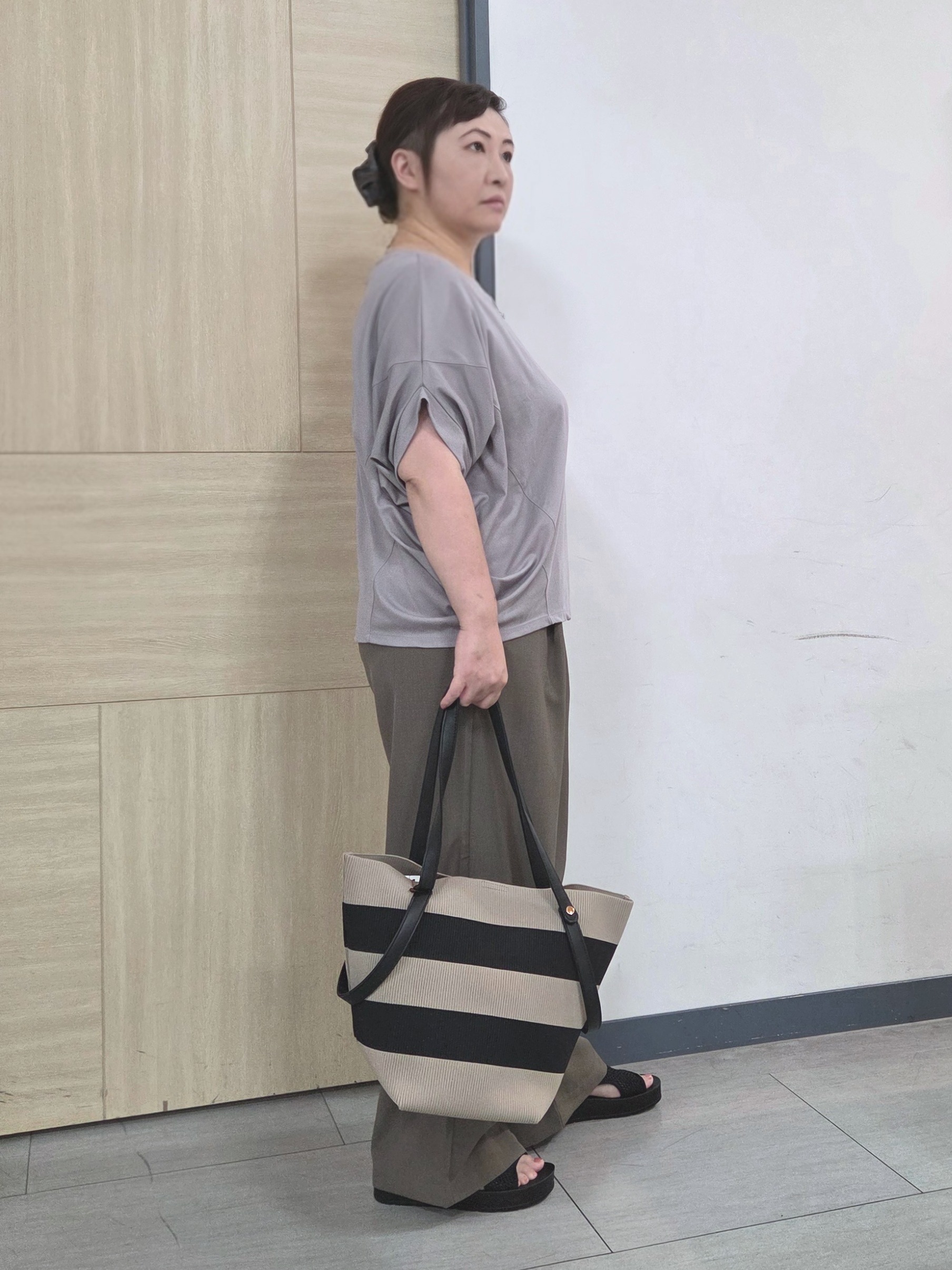 にゃみさんの「grove｜【持続冷感・体型カバー】サテンパイピングドルマンカットソー」を使ったコーディネート
