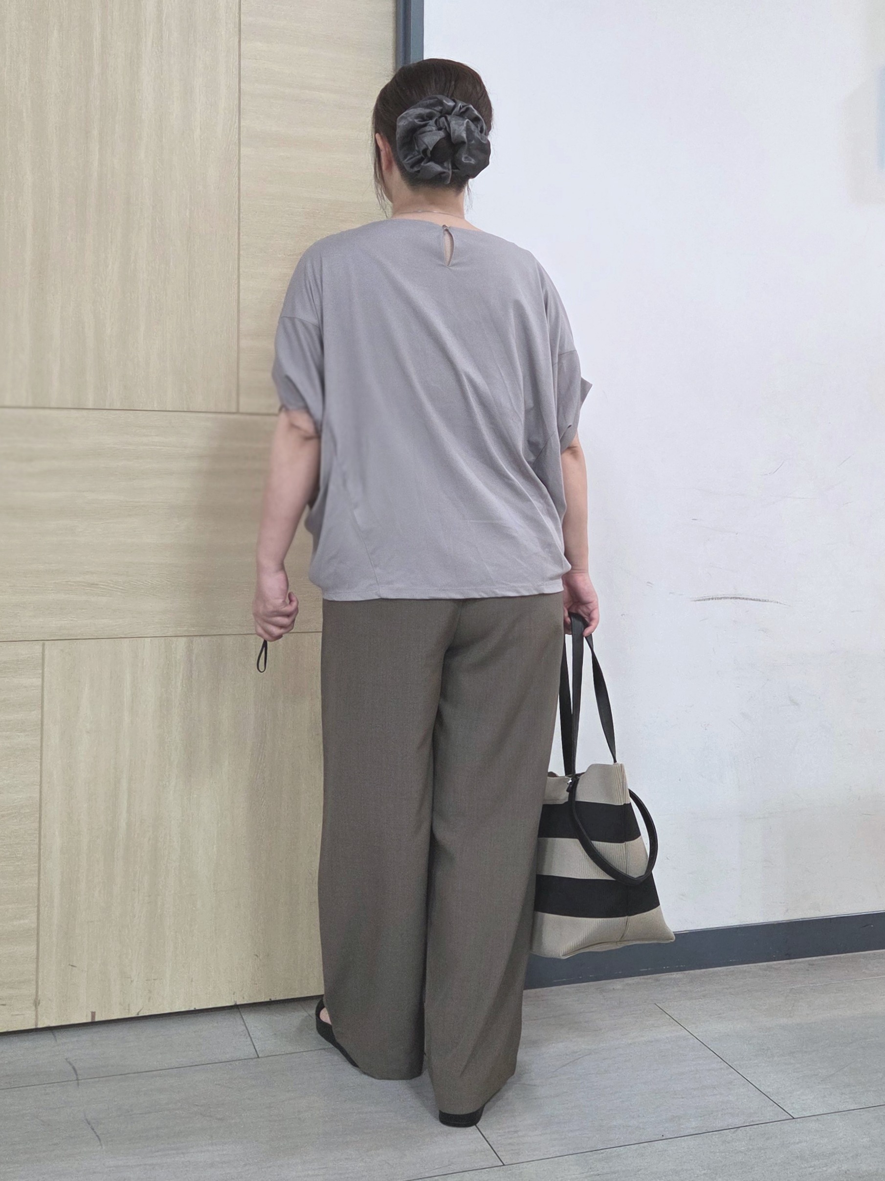にゃみさんの「grove｜【持続冷感・体型カバー】サテンパイピングドルマンカットソー」を使ったコーディネート