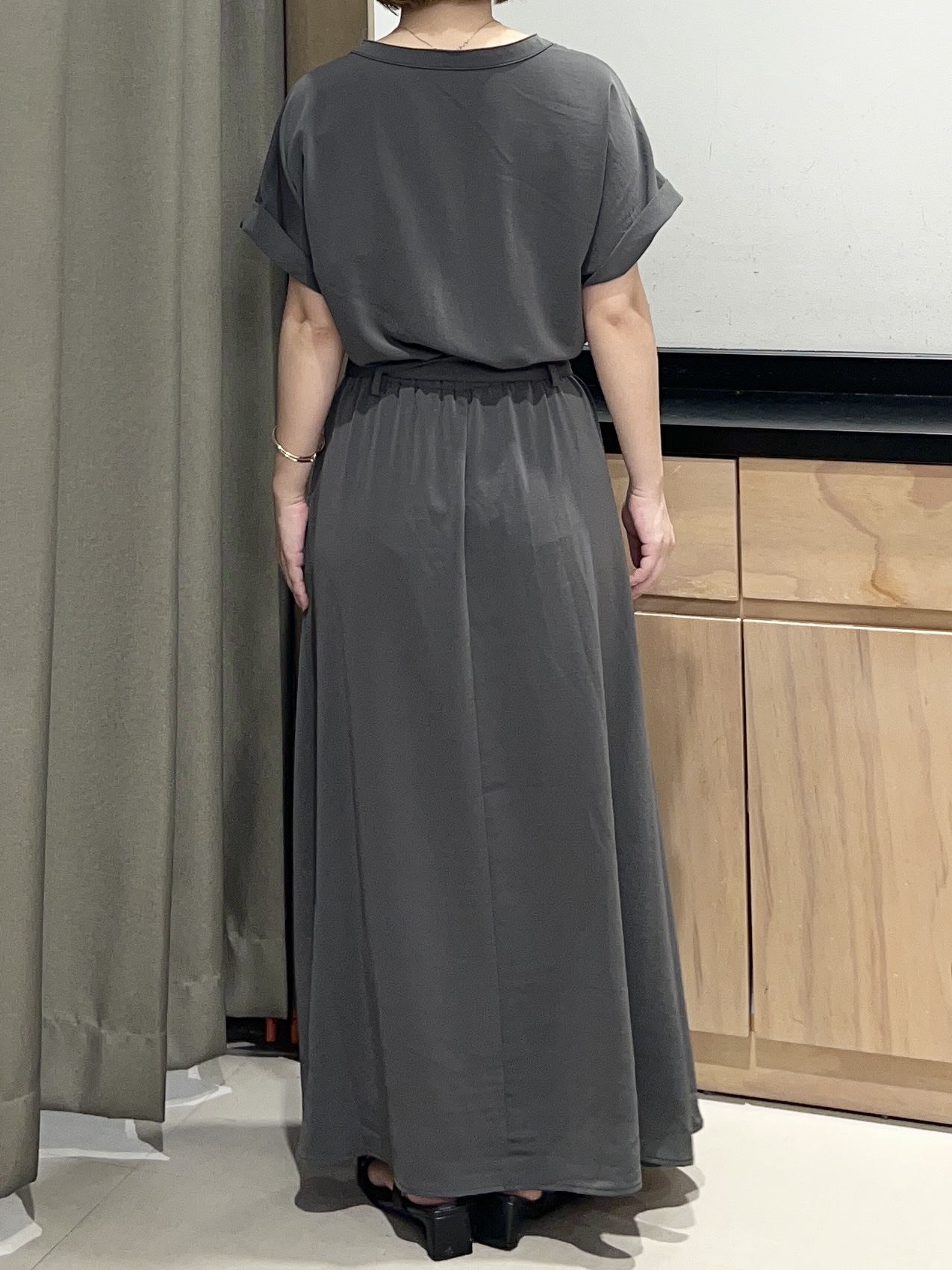 かのさんの「THE SHOP TK｜【M-XL/ひんやり/遮熱】やみつきになる とろみスキッパーワンピース」を使ったコーディネート