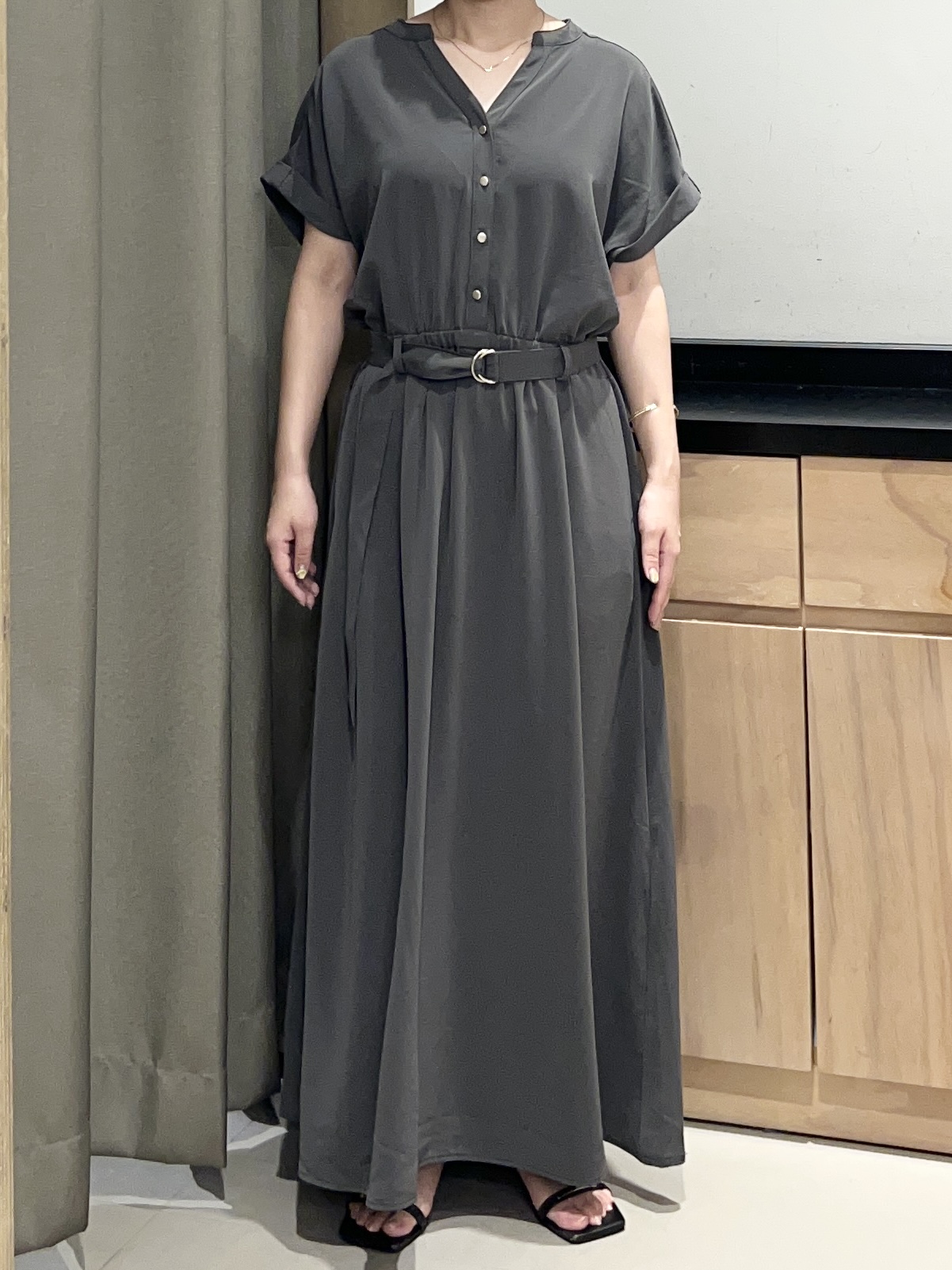 かのさんの「THE SHOP TK｜【M-XL/ひんやり/遮熱】やみつきになる とろみスキッパーワンピース」を使ったコーディネート