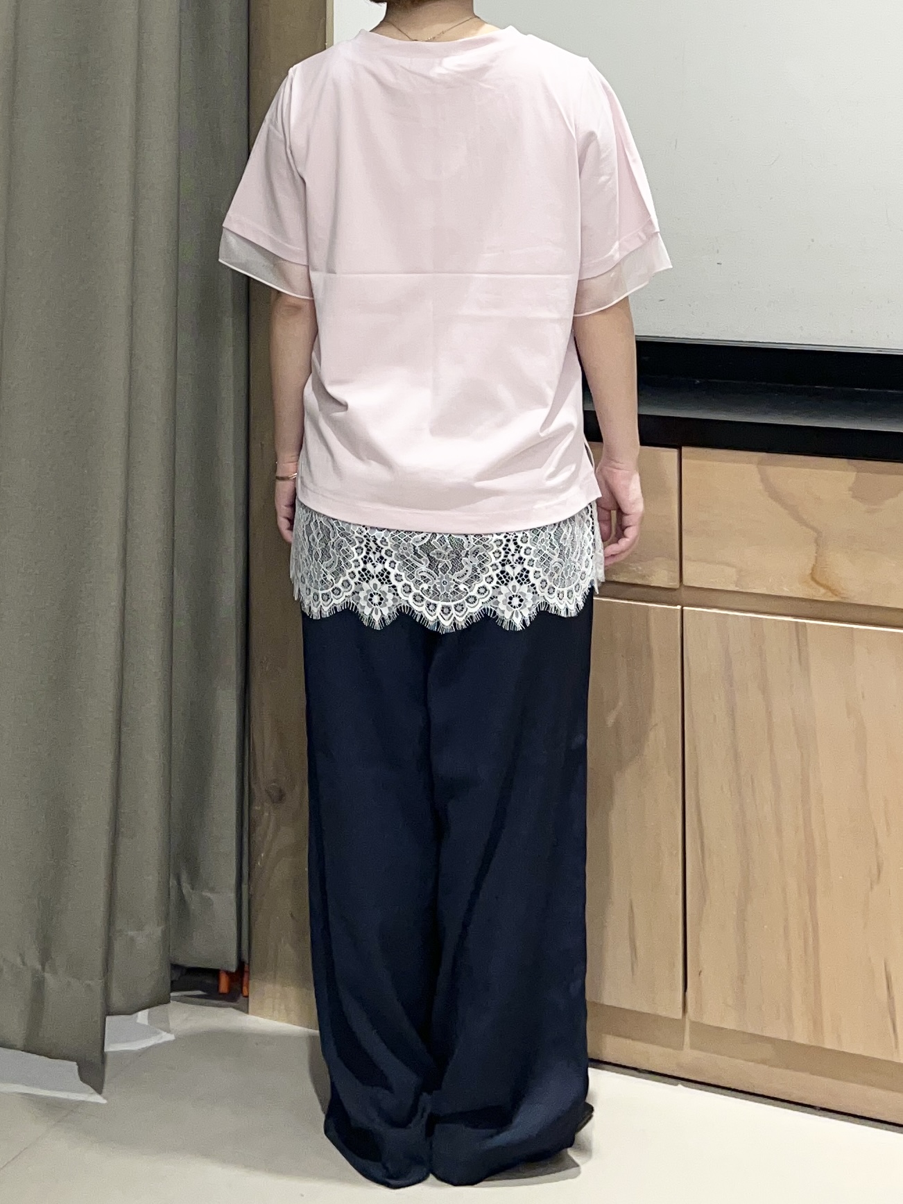 かのさんの「THE SHOP TK｜【M-XL/ひんやり】上品な透け感 袖口シアーTシャツ」を使ったコーディネート
