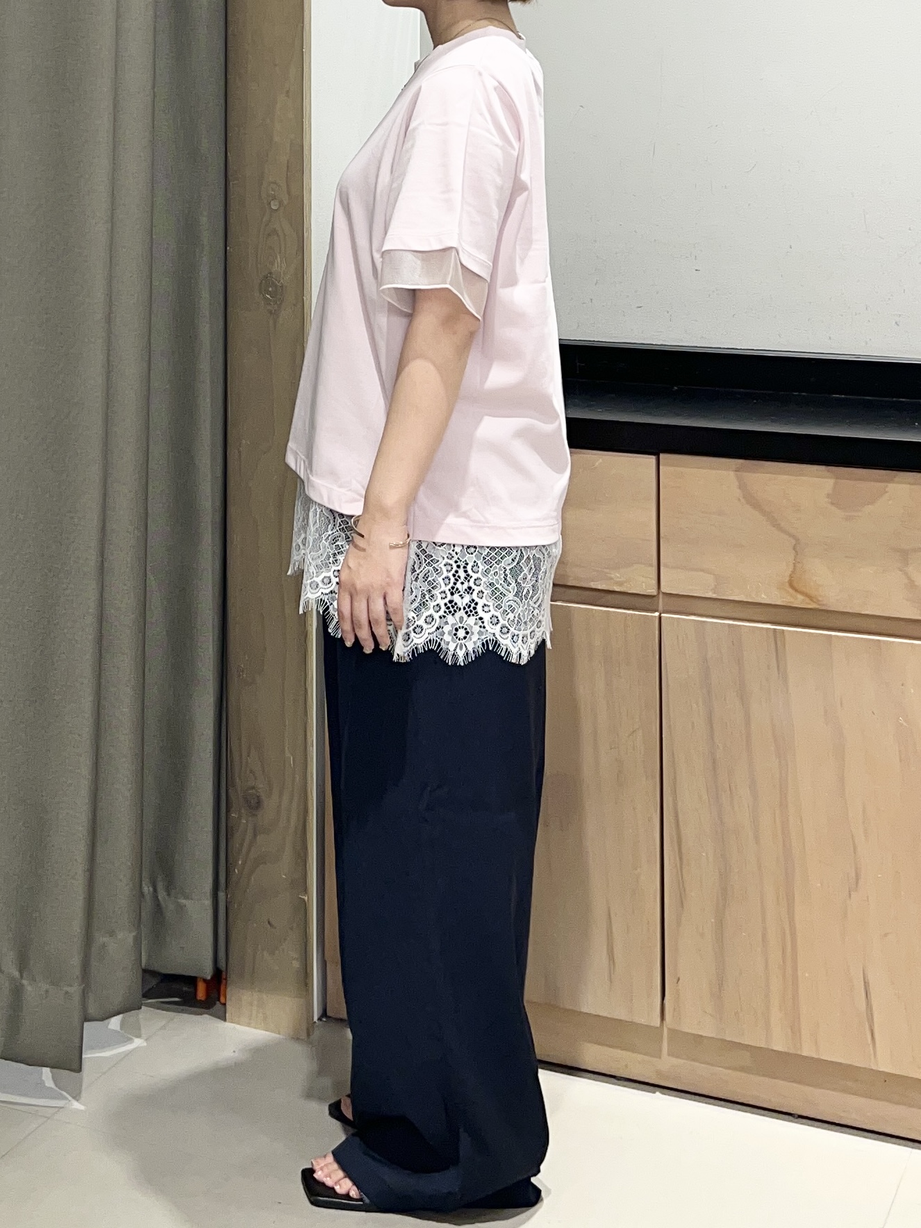 かのさんの「THE SHOP TK｜【M-XL/ひんやり】上品な透け感 袖口シアーTシャツ」を使ったコーディネート