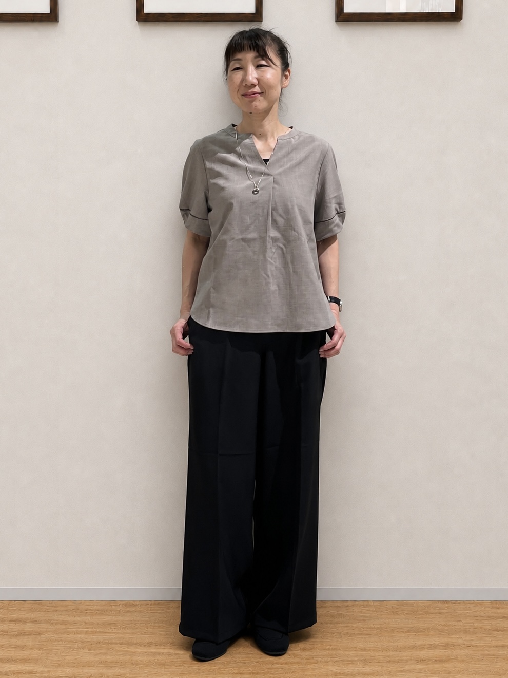 まつみさんの「SHOO･LA･RUE｜【洗濯後しわになりにくい／インせずきまる】麻調ハシゴレーススキッパーブラウス」を使ったコーディネート