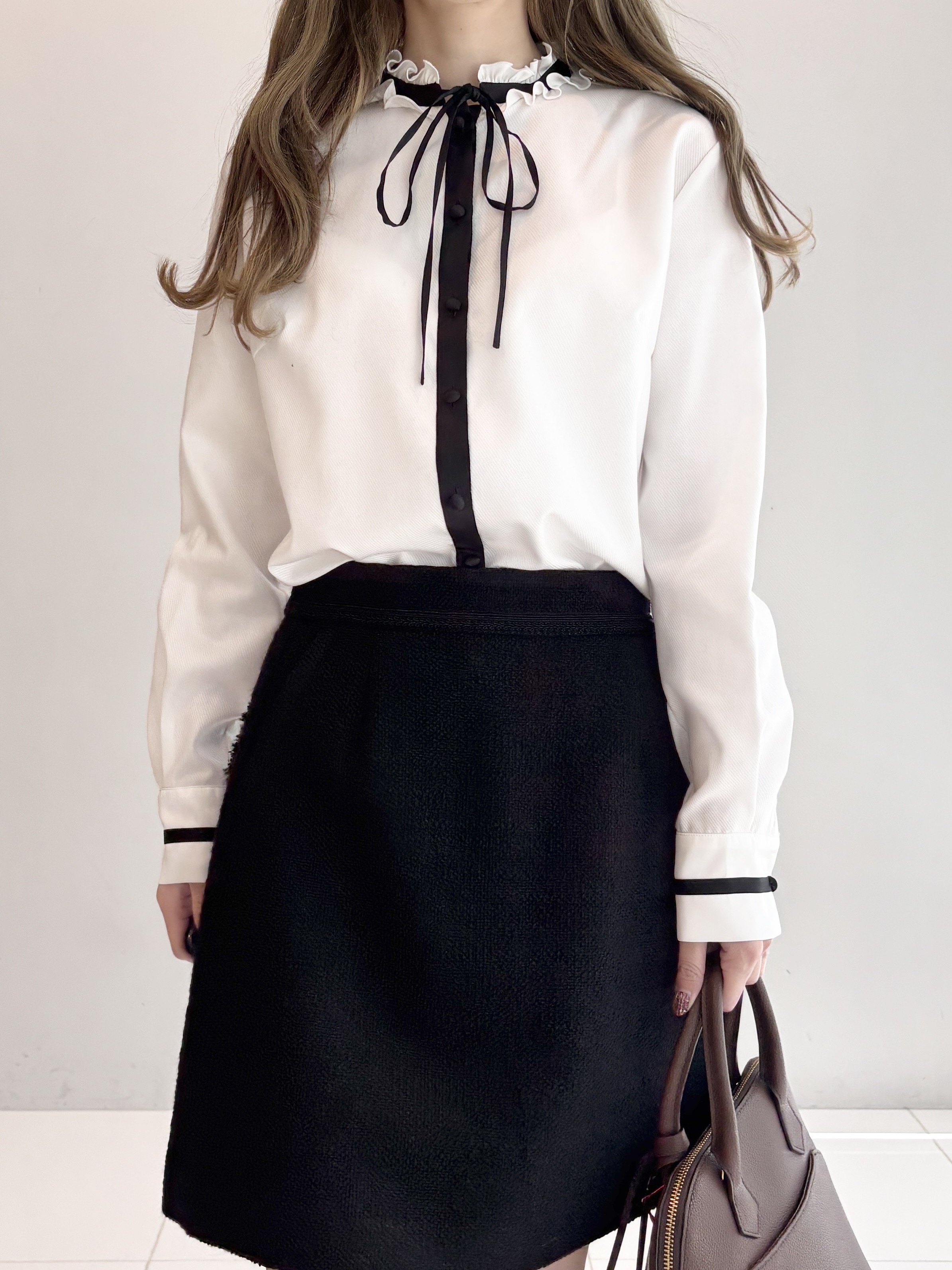清水夏姫さんの「DRESSTERIOR｜◆mica della valle（ミカデラヴァッレ）Katia ハンドバッグ」を使ったコーディネート