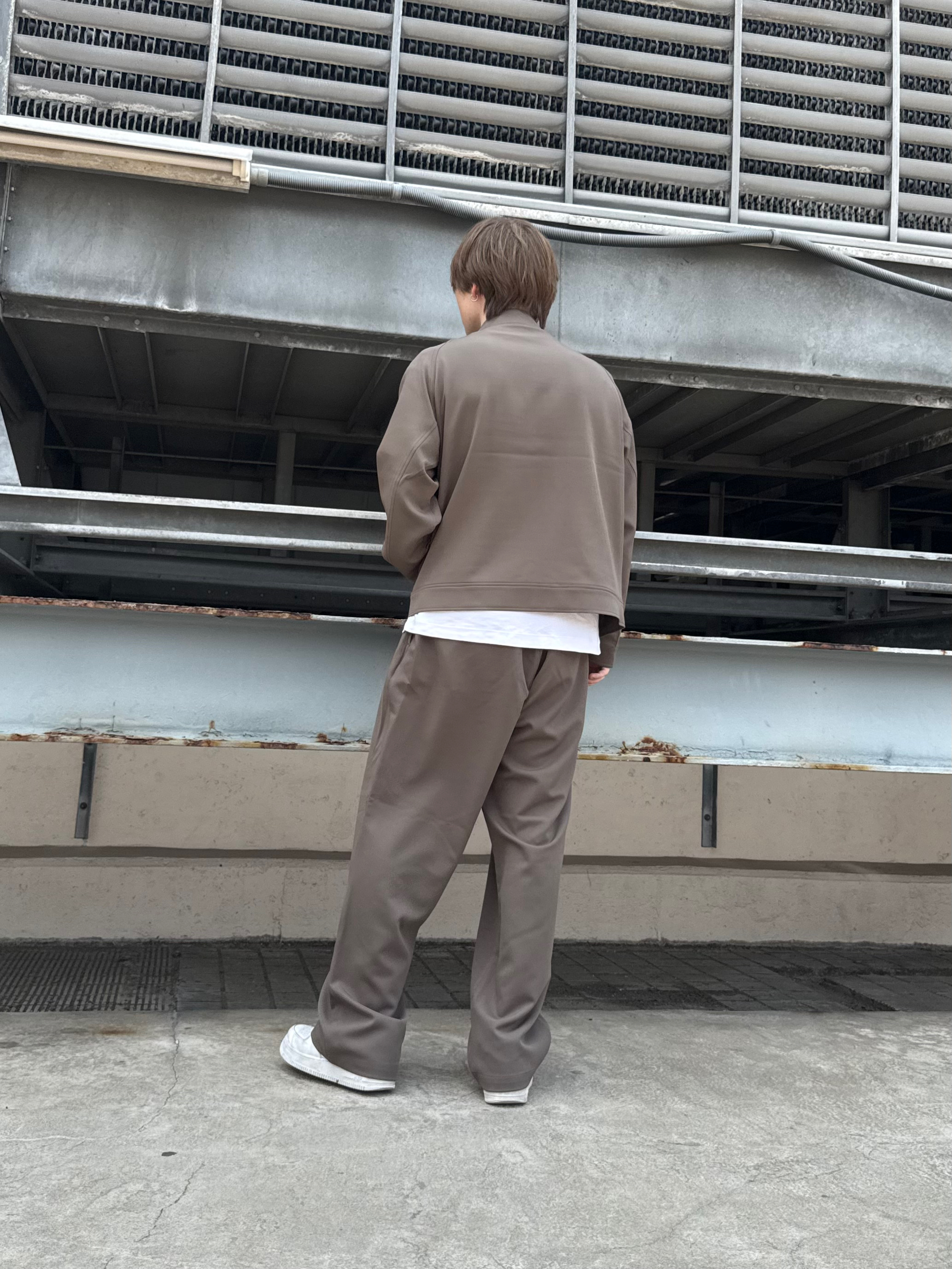 カネダさんの「tk.TAKEO KIKUCHI｜【防シワ／ストレッチ】smart shift seriesワイドストレートパンツ」を使ったコーディネート