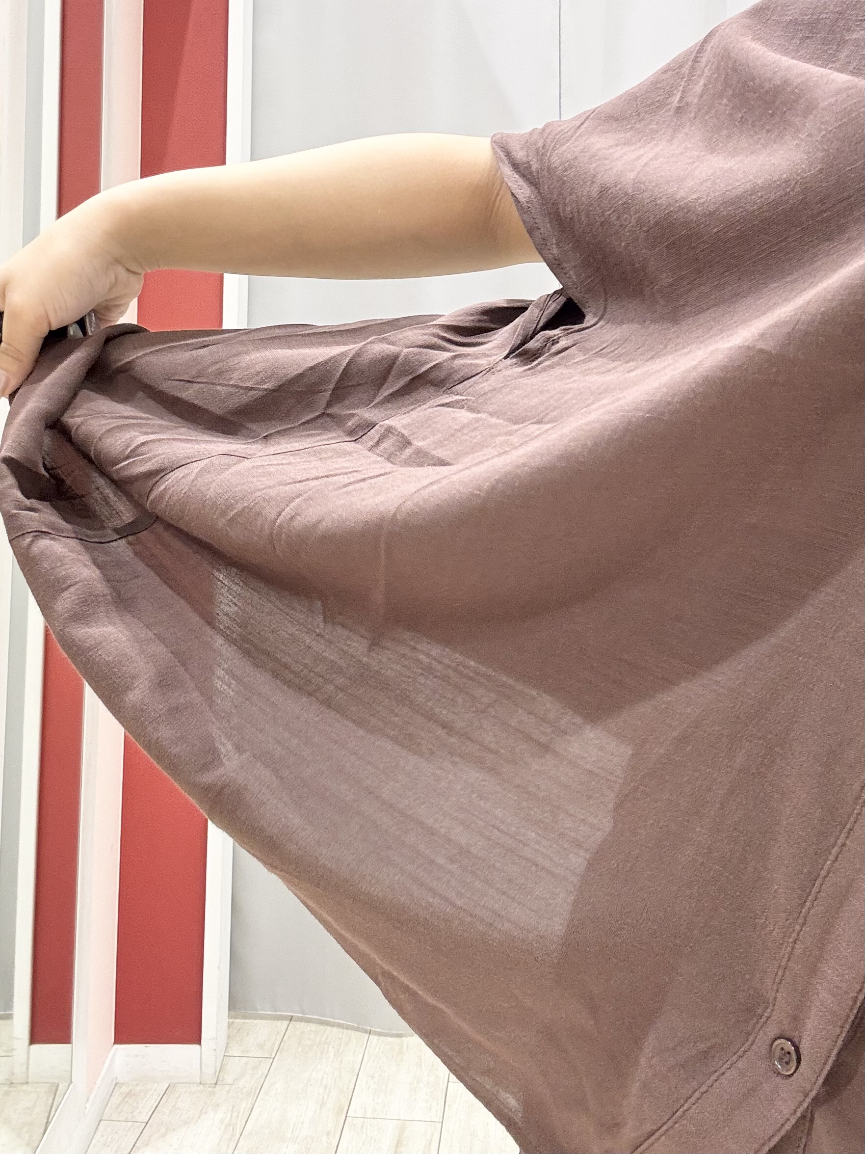 shioさんの「SHOO･LA･RUE｜【ひんやり/UV】ほんのりシアーで上品な バックギャザーブラウス」を使ったコーディネート
