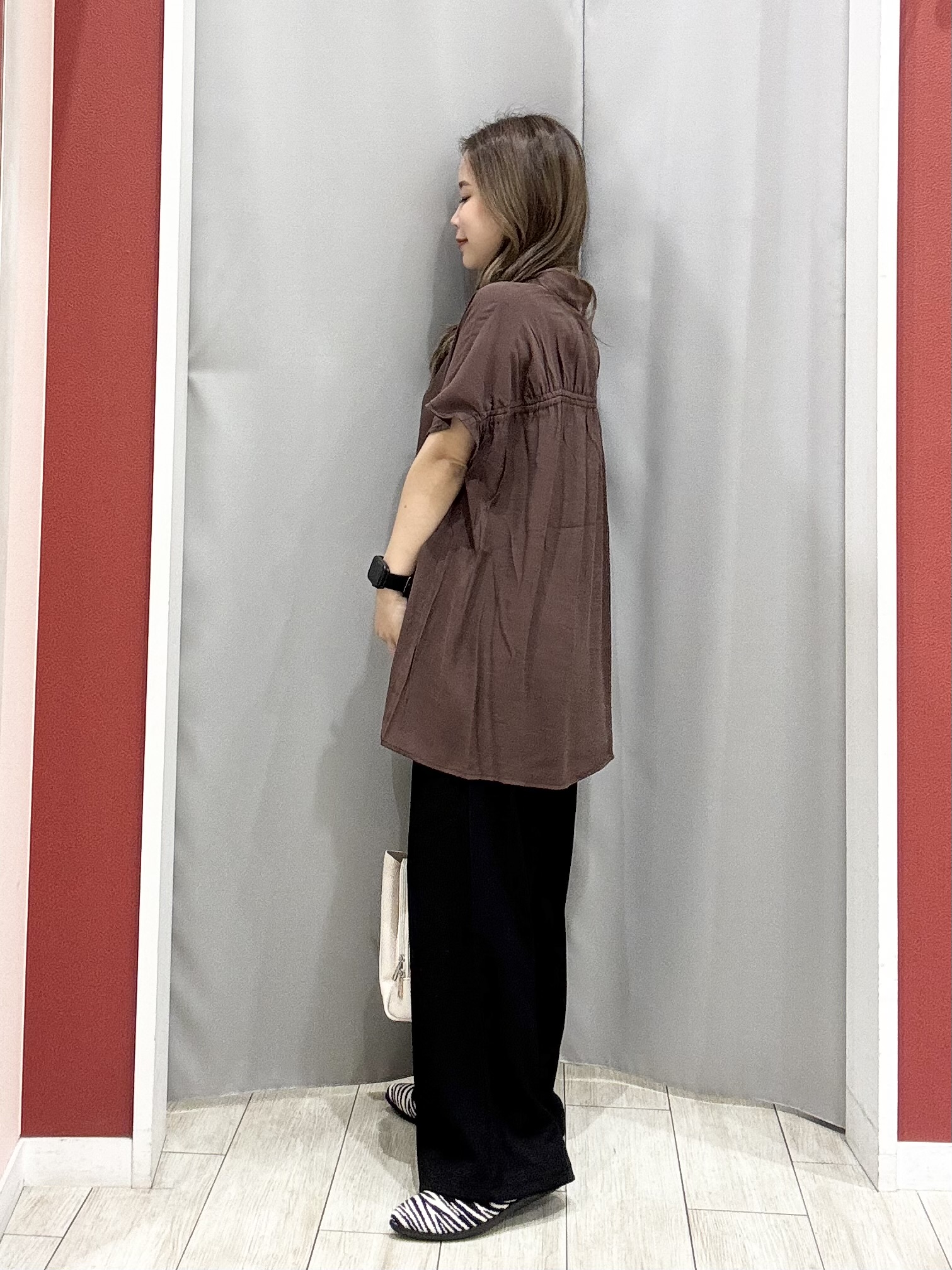 shioさんの「SHOO･LA･RUE｜【ひんやり/UV】ほんのりシアーで上品な バックギャザーブラウス」を使ったコーディネート