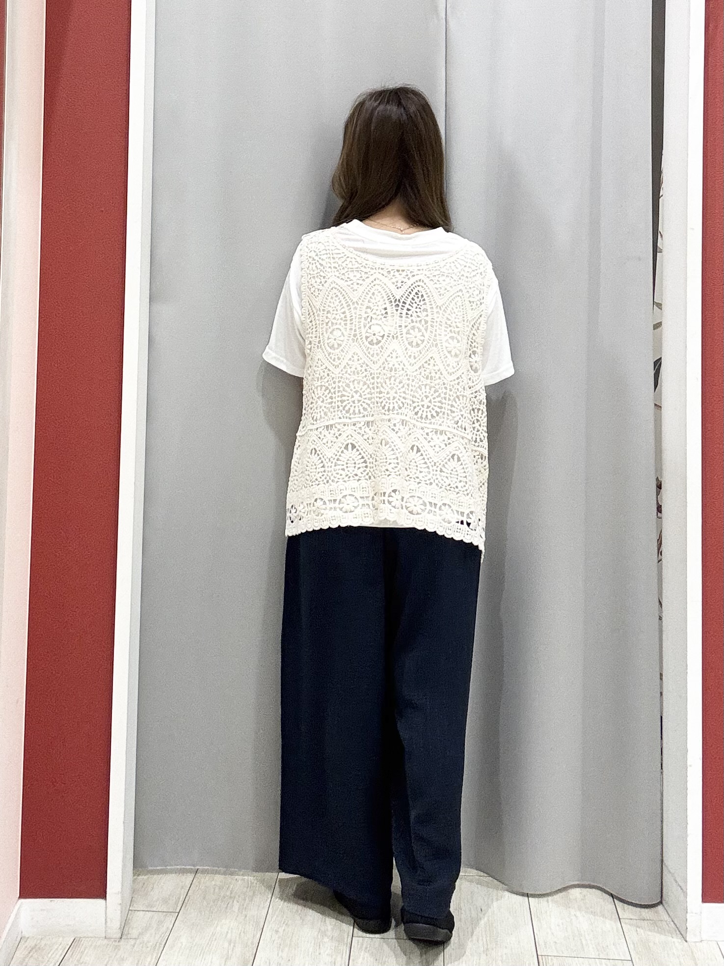 shioさんの「SHOO･LA･RUE｜【2点セット】クロシェベスト+ロゴTセット」を使ったコーディネート