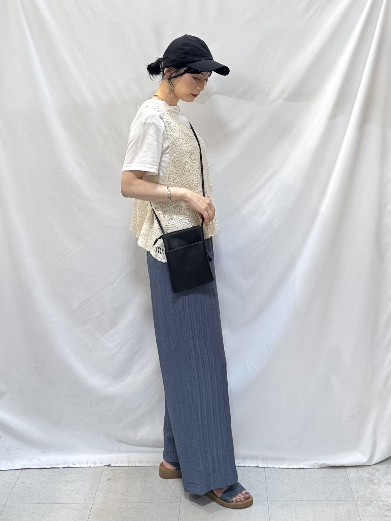 𝐇𝐢𝐫𝐨𝐦𝐢さんの「SHOO･LA･RUE｜【2点セット】クロシェベスト+ロゴTセット」を使ったコーディネート