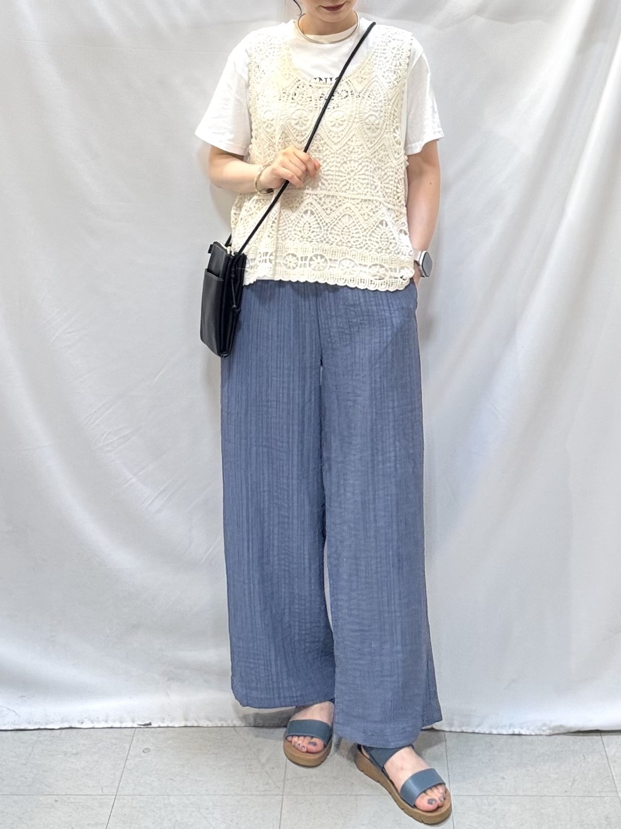 𝐇𝐢𝐫𝐨𝐦𝐢さんの「SHOO･LA･RUE｜【2点セット】クロシェベスト+ロゴTセット」を使ったコーディネート