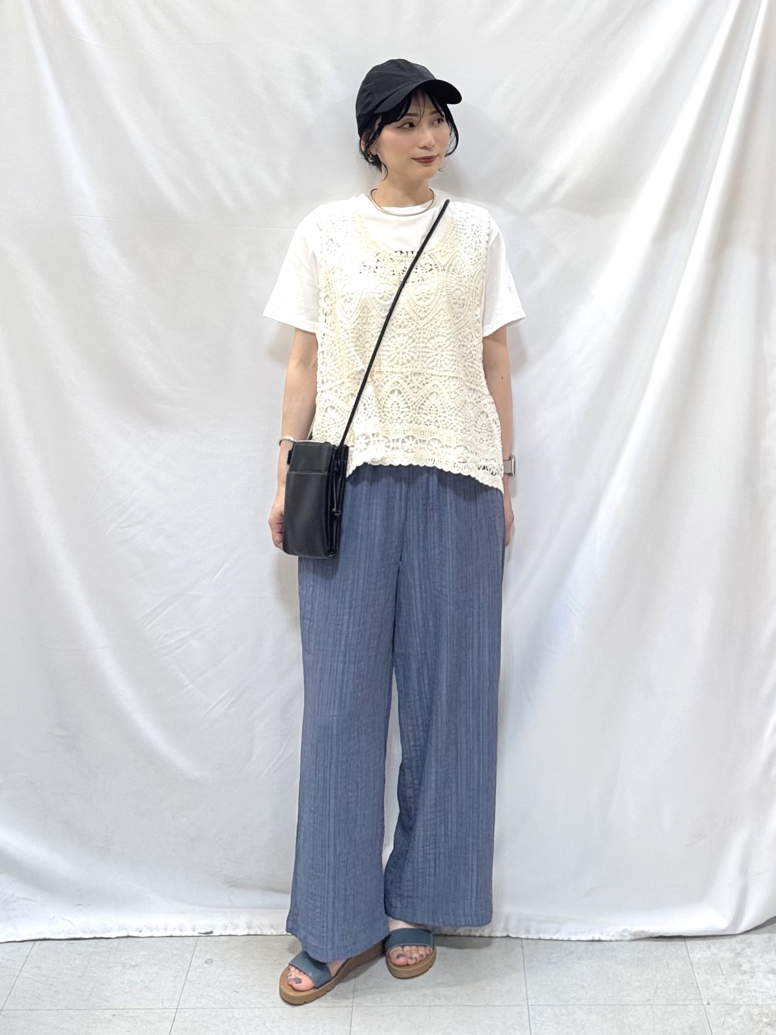 𝐇𝐢𝐫𝐨𝐦𝐢さんの「SHOO･LA･RUE｜【2点セット】クロシェベスト+ロゴTセット」を使ったコーディネート
