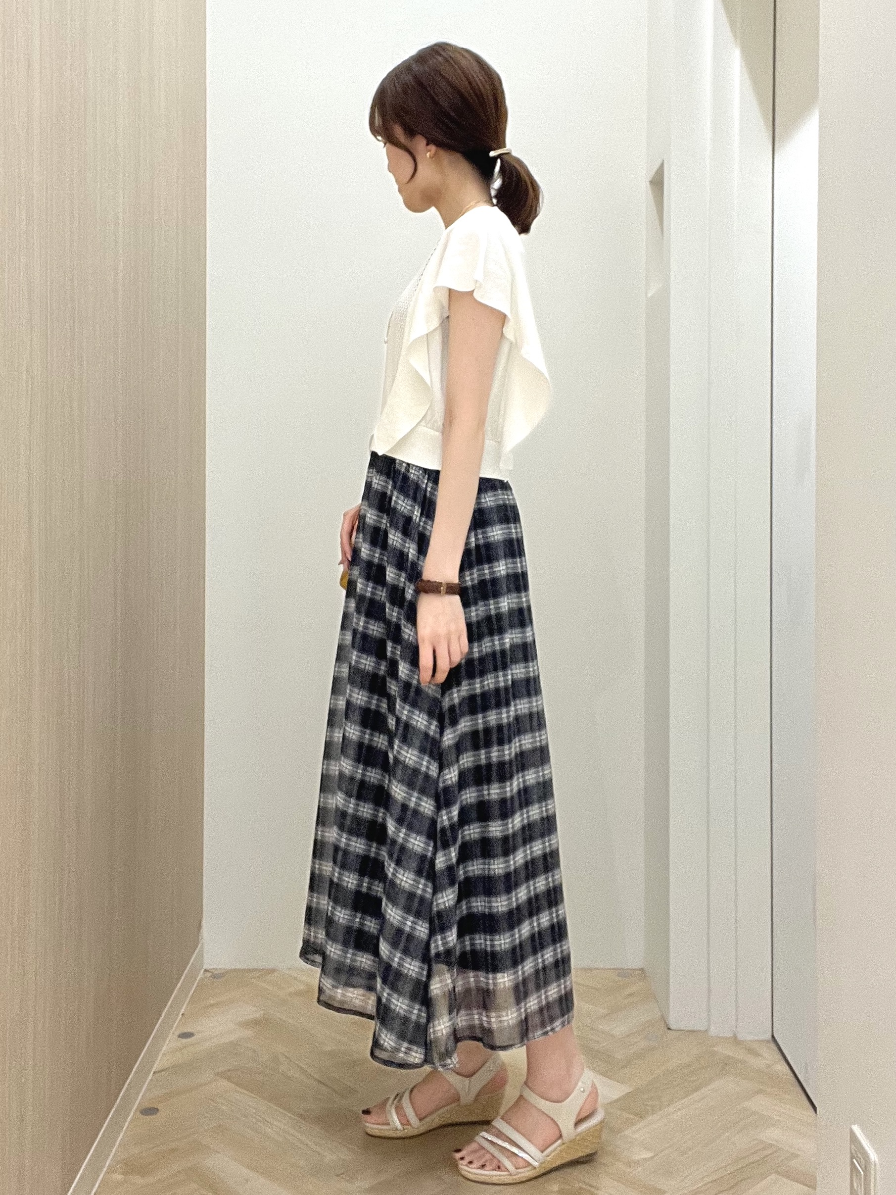  おまつさんの「grove｜【低身長さんも選べる着丈・洗濯機◎】1枚で華やか 肩フリルニットドッキングワンピース」を使ったコーディネート