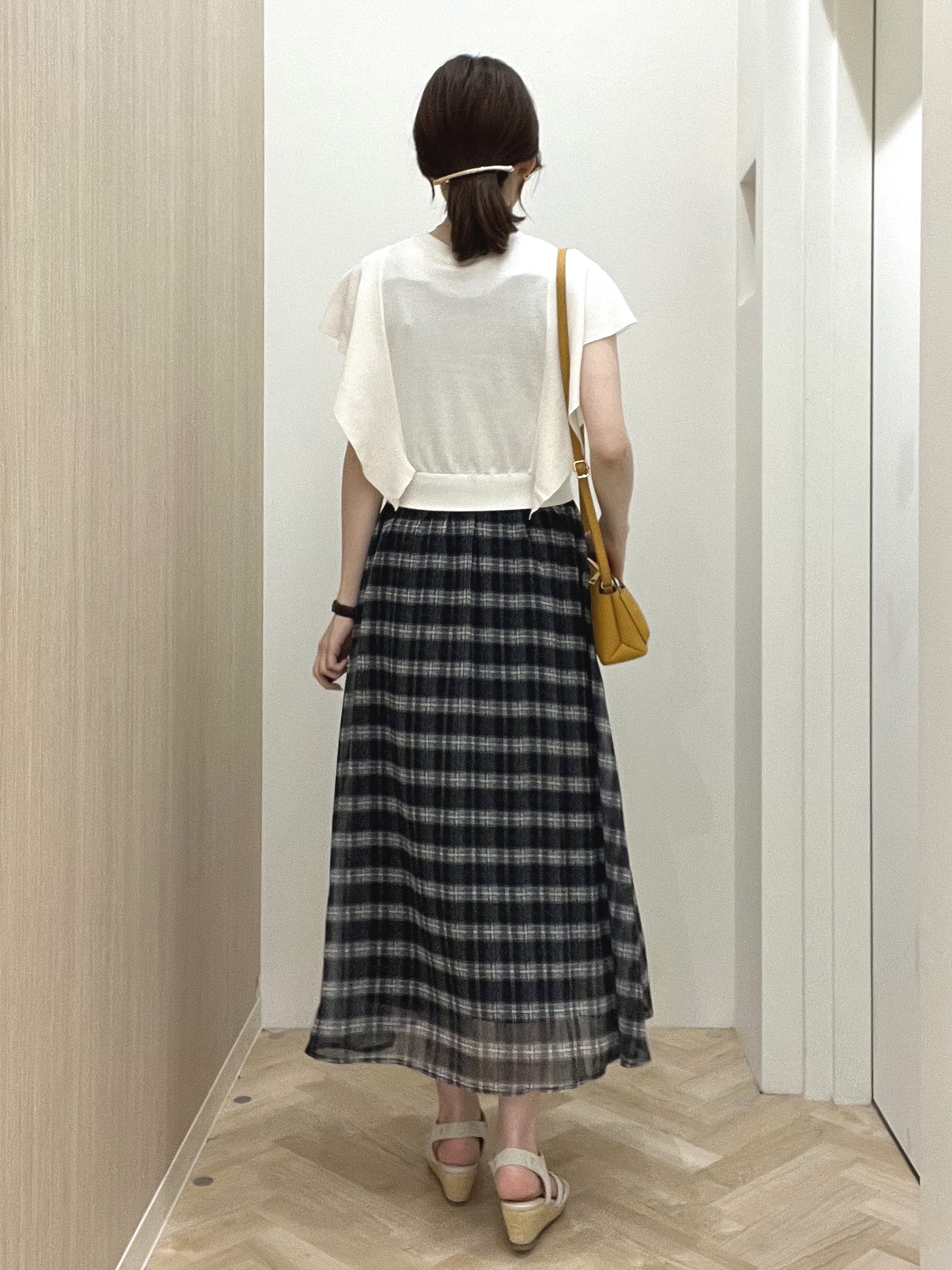  おまつさんの「grove｜【低身長さんも選べる着丈・洗濯機◎】1枚で華やか 肩フリルニットドッキングワンピース」を使ったコーディネート