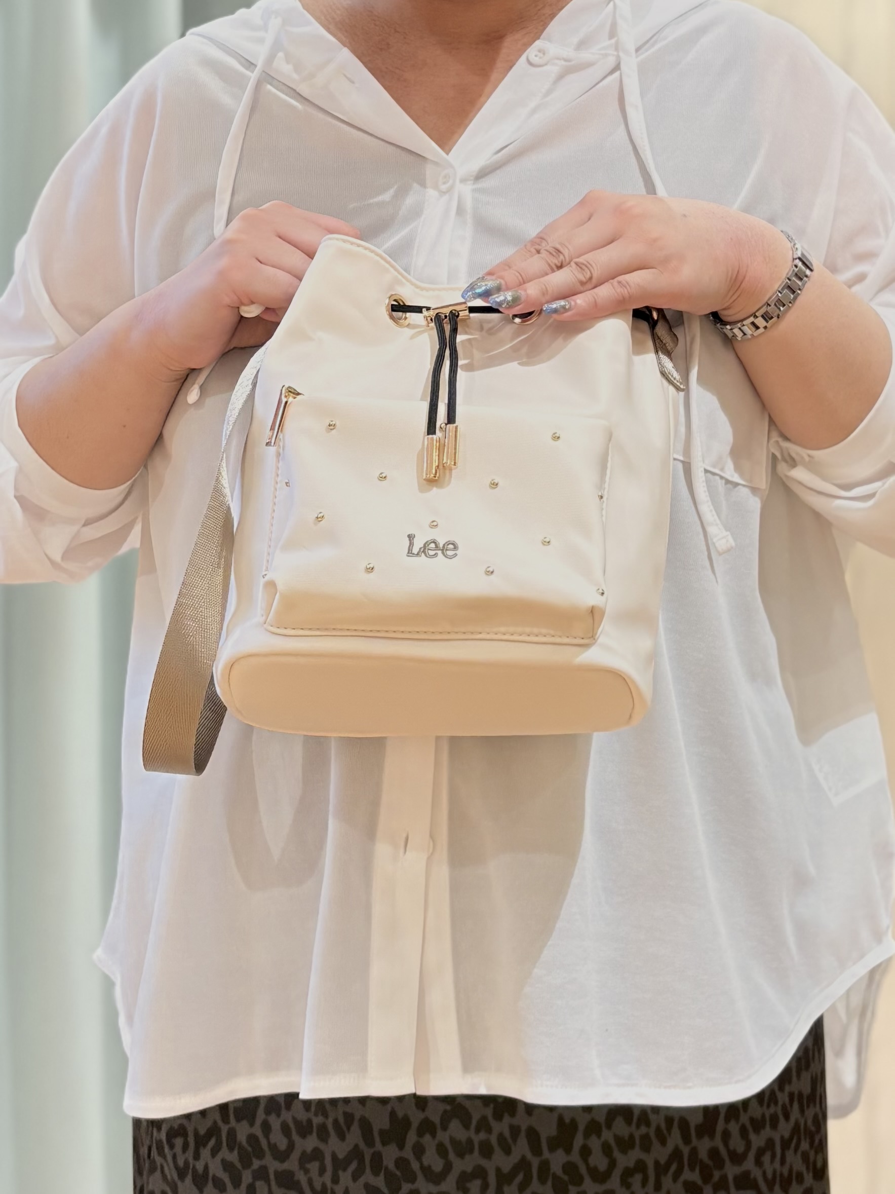 砂糖さんの「SHOO･LA･RUE｜【洗濯機可/体型カバー】程よい透け感の ゆるシルエットシア―シャツ」を使ったコーディネート
