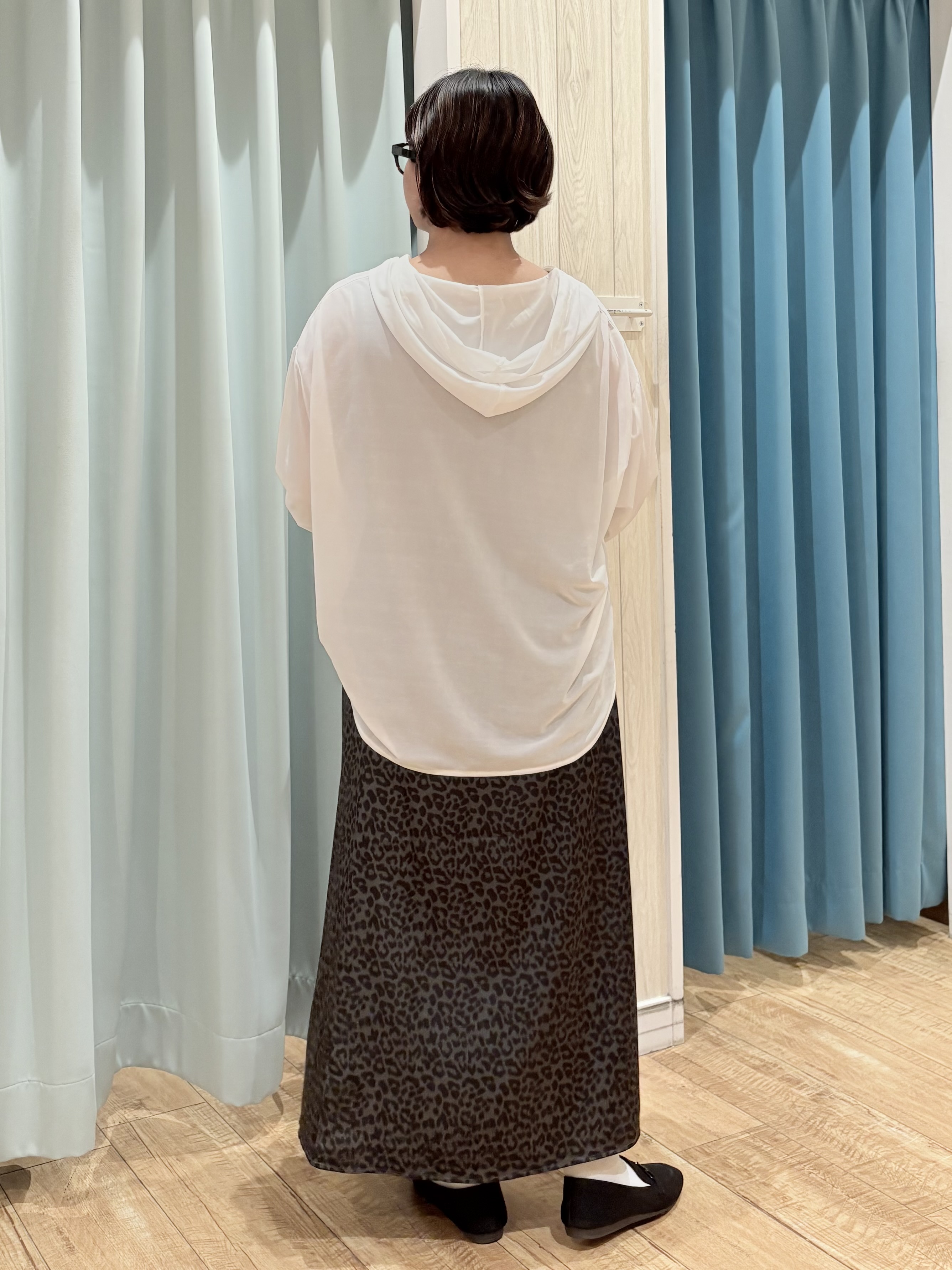 砂糖さんの「SHOO･LA･RUE｜【洗濯機可/体型カバー】程よい透け感の ゆるシルエットシア―シャツ」を使ったコーディネート