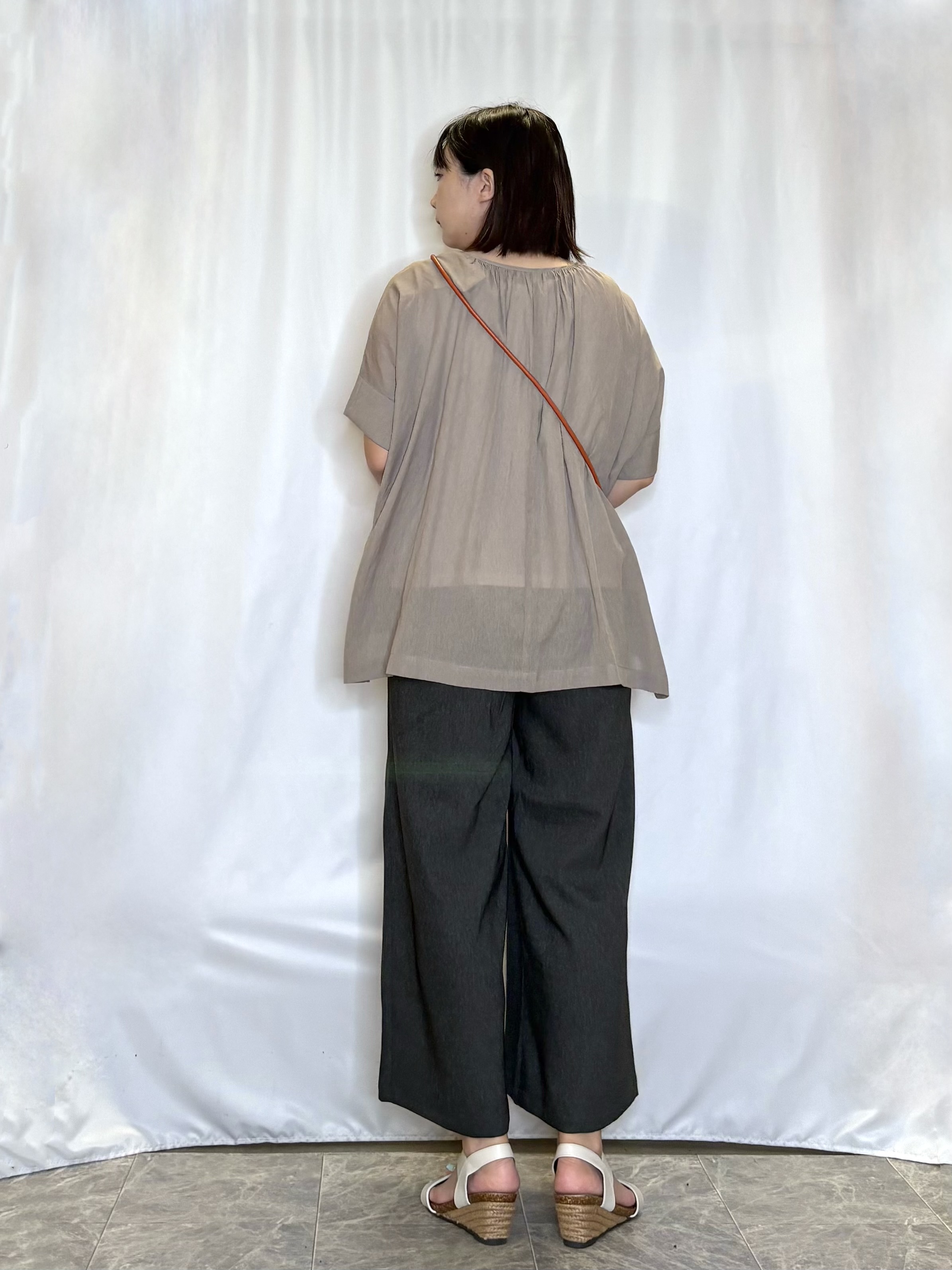 ネリさんの「SHOO･LA･RUE｜【2点セット/洗濯機可/インしないで着られる】大人の抜け感 リボン付きポンチョ風ブラウス＆タンクトッ」を使ったコーディネート
