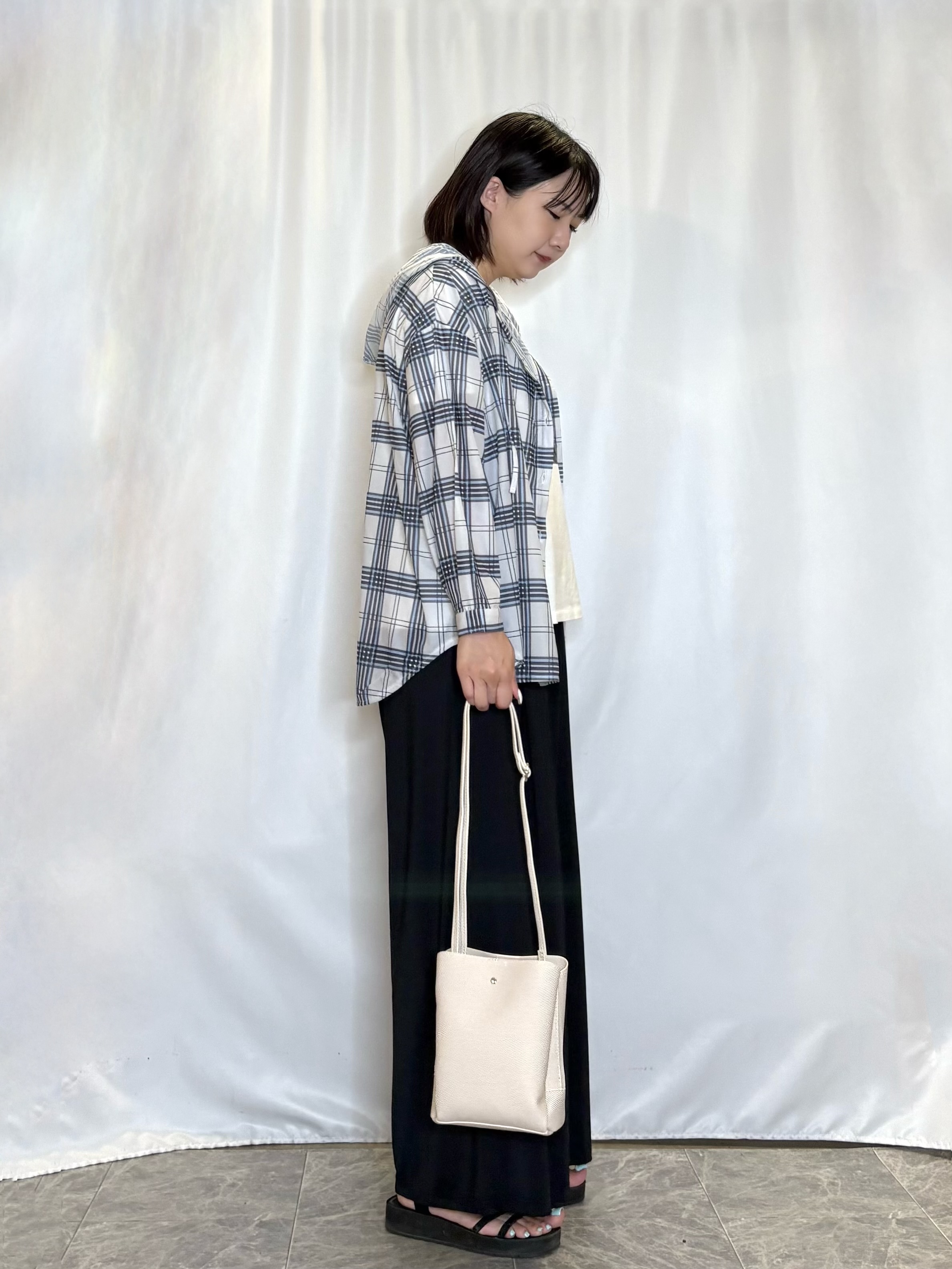 ネリさんの「SHOO･LA･RUE｜【洗濯機可/体型カバー】程よい透け感の ゆるシルエットシア―シャツ」を使ったコーディネート