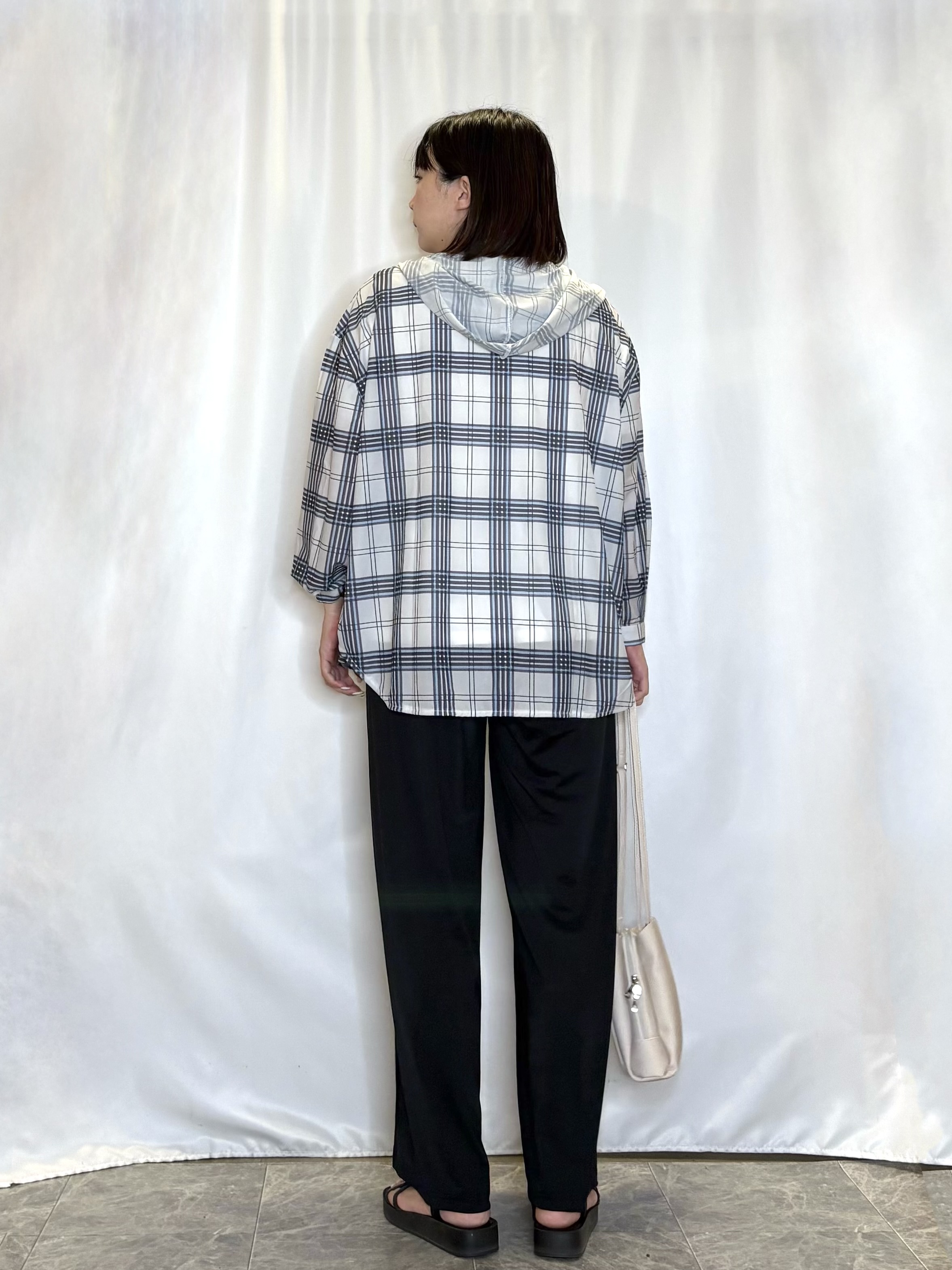 ネリさんの「SHOO･LA･RUE｜【洗濯機可/体型カバー】程よい透け感の ゆるシルエットシア―シャツ」を使ったコーディネート