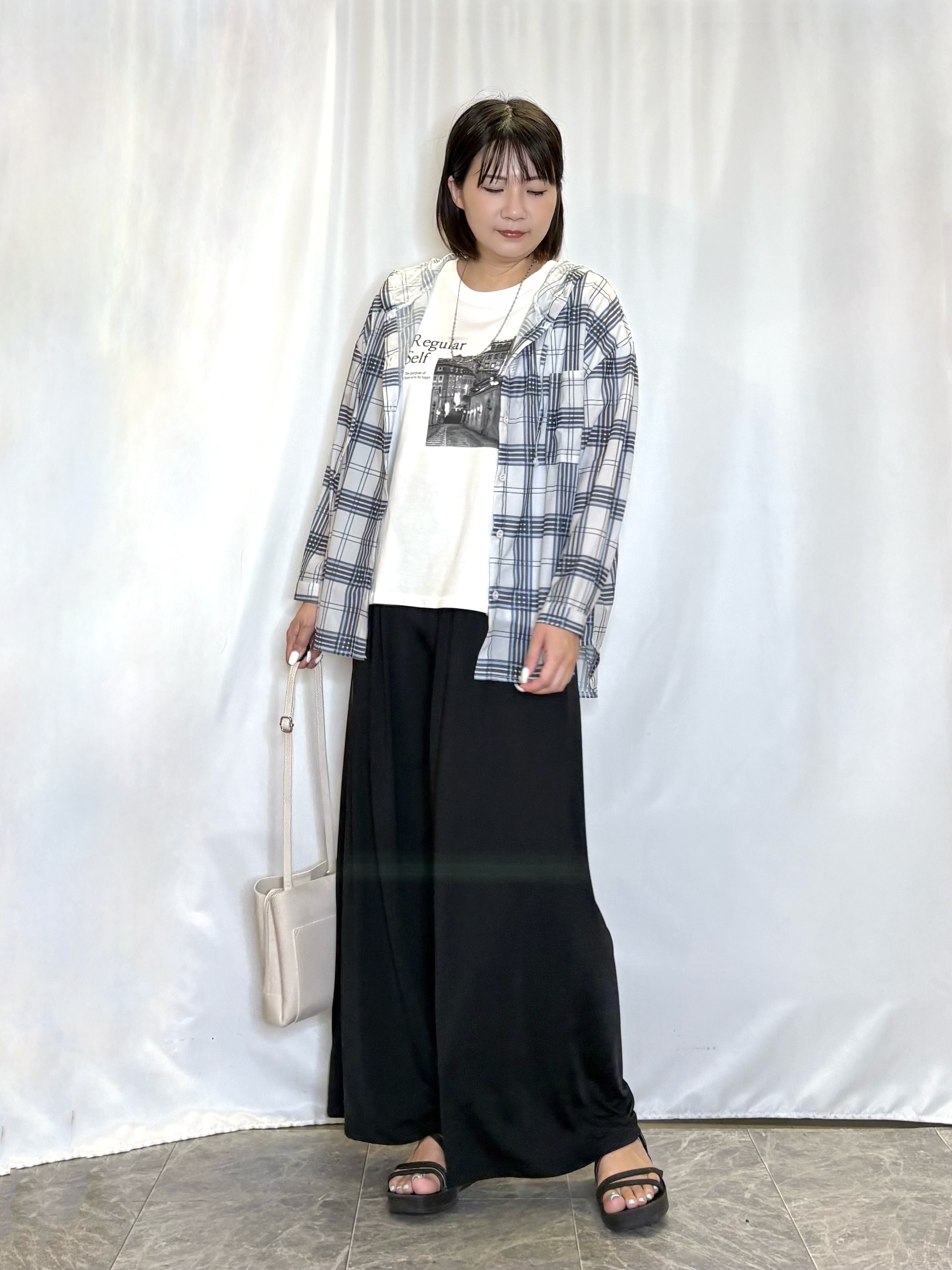 ネリさんの「SHOO･LA･RUE｜【洗濯機可/体型カバー】程よい透け感の ゆるシルエットシア―シャツ」を使ったコーディネート