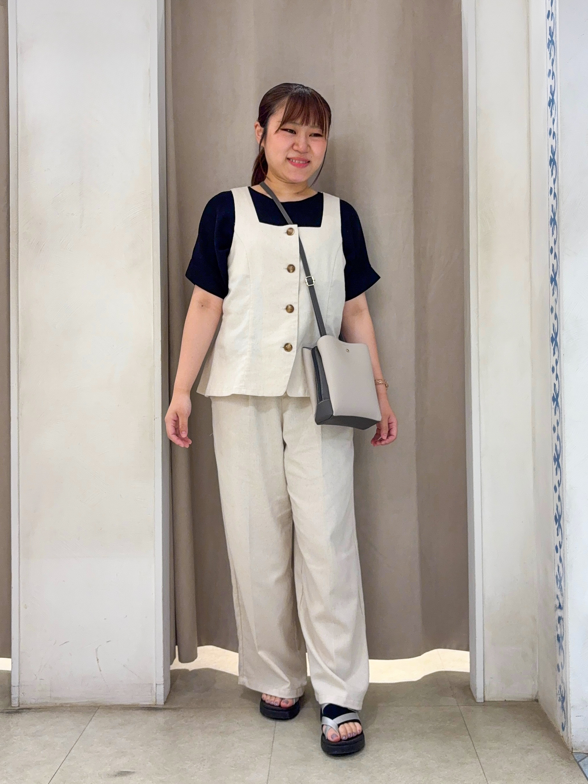 SO(R)Aさんの「SHOO･LA･RUE｜【ひんやり/洗濯機可/体型カバー】二の腕隠れる ゆるっとドルマンバンドカラーシャツ」を使ったコーディネート