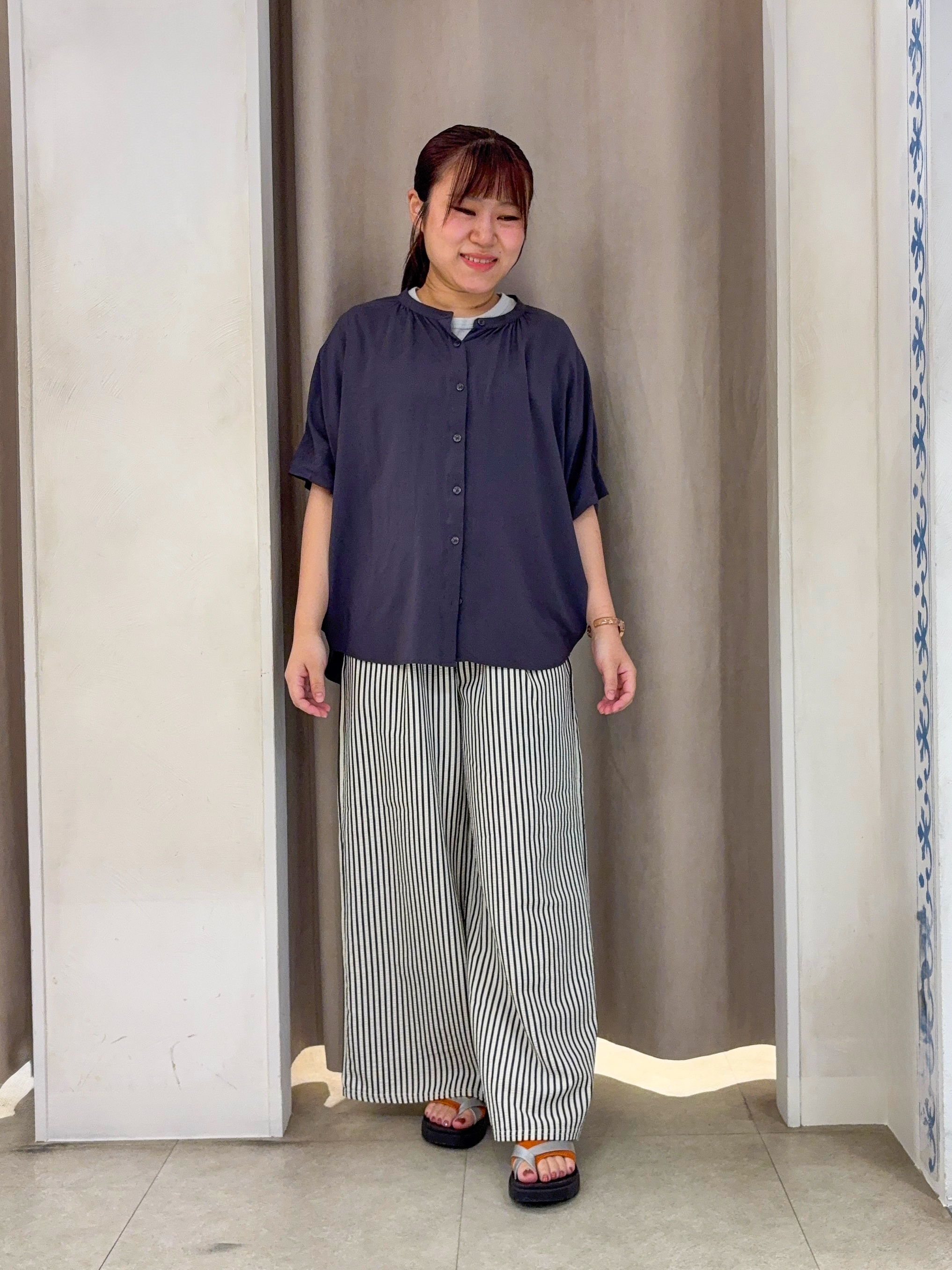 SO(R)Aさんの「SHOO･LA･RUE｜【ひんやり/洗濯機可/体型カバー】二の腕隠れる ゆるっとドルマンバンドカラーシャツ」を使ったコーディネート