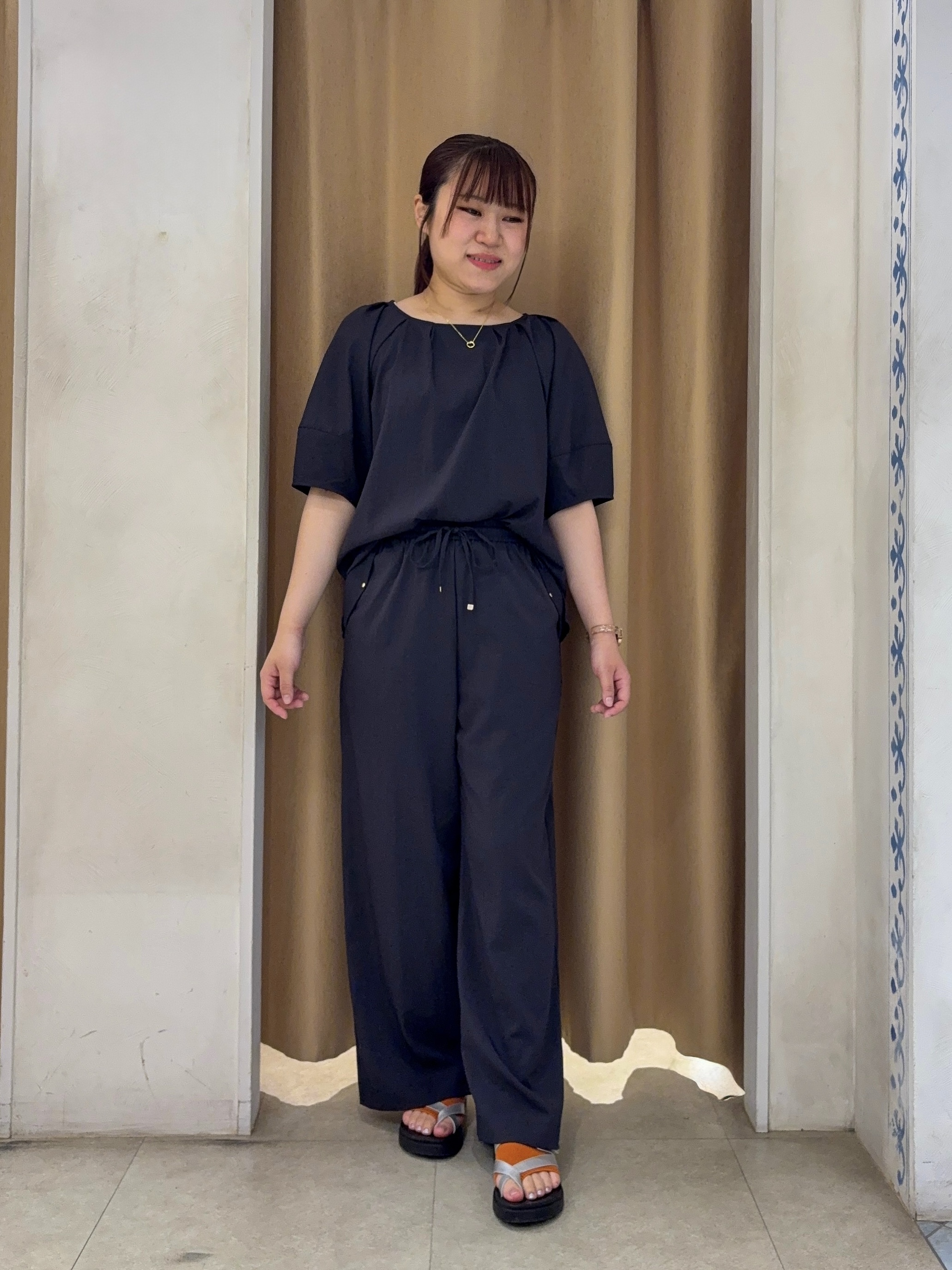 SO(R)Aさんの「SHOO･LA･RUE｜【ひんやり/洗濯機可/体型カバー】二の腕隠れる ゆるっとドルマンバンドカラーシャツ」を使ったコーディネート
