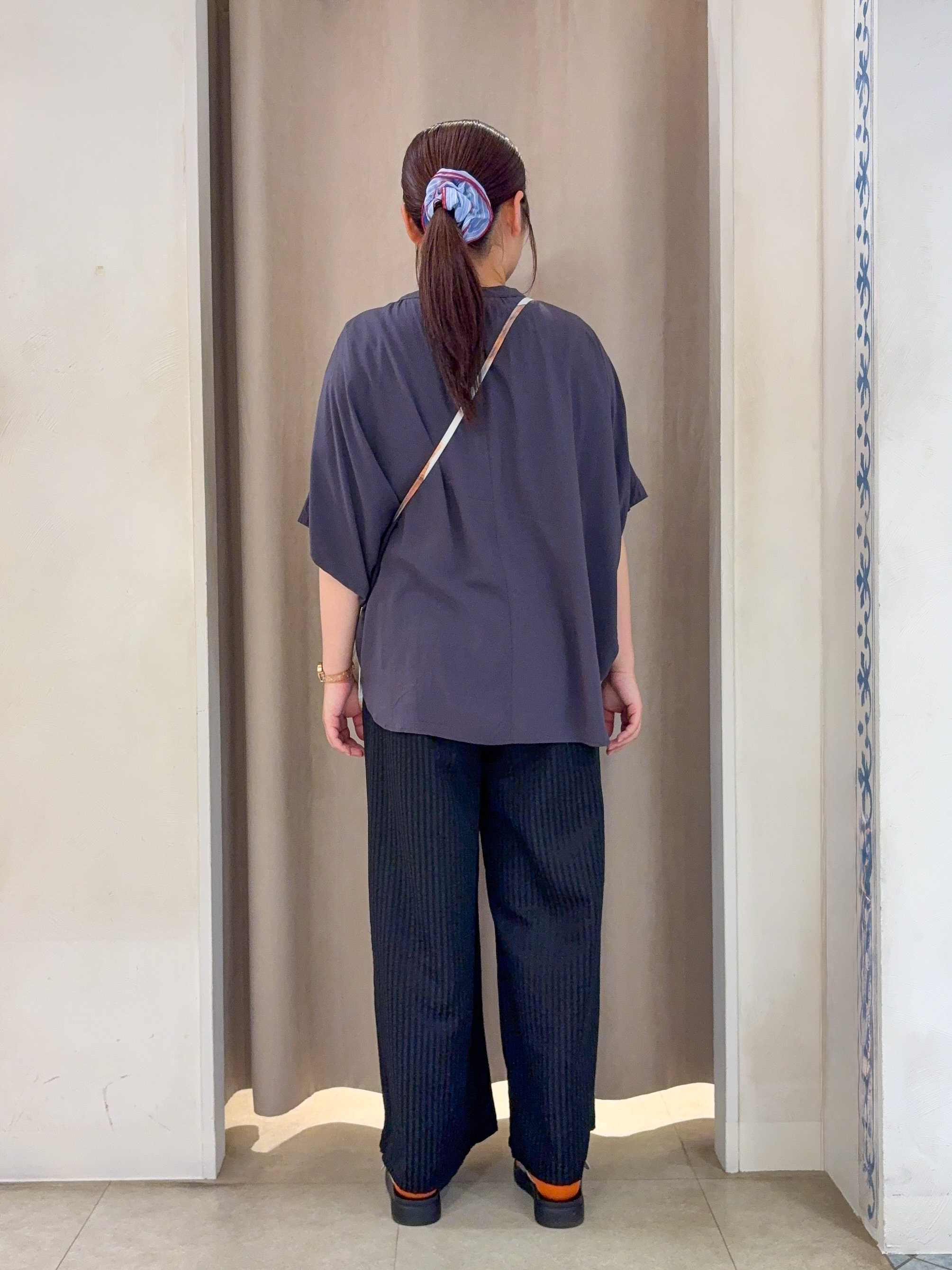 SO(R)Aさんの「SHOO･LA･RUE｜【ひんやり/洗濯機可/体型カバー】二の腕隠れる ゆるっとドルマンバンドカラーシャツ」を使ったコーディネート