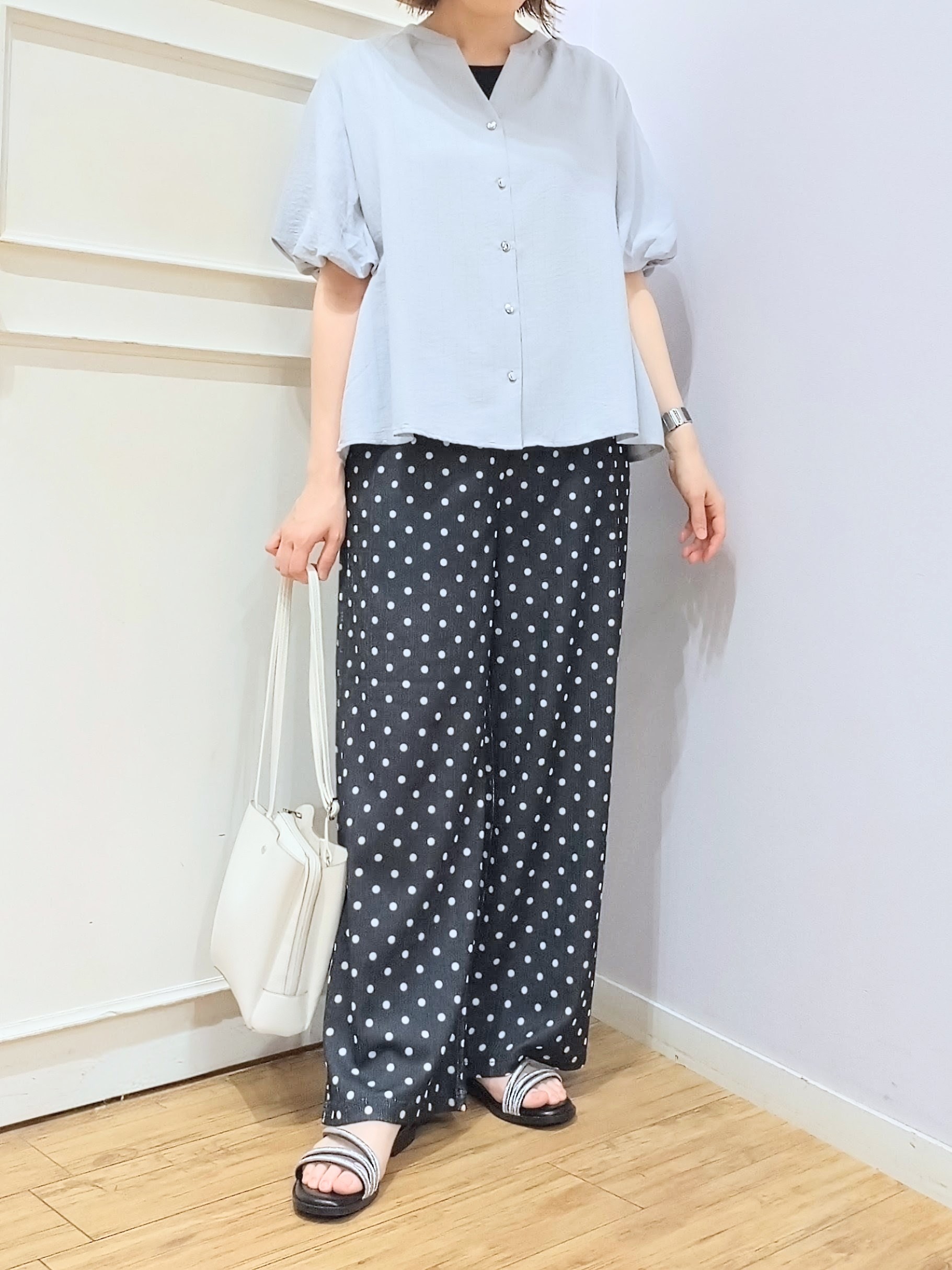 miomioさんの「SHOO･LA･RUE｜【S-LL/洗濯機可】バルーンスリーブ　キーネックブラウス」を使ったコーディネート