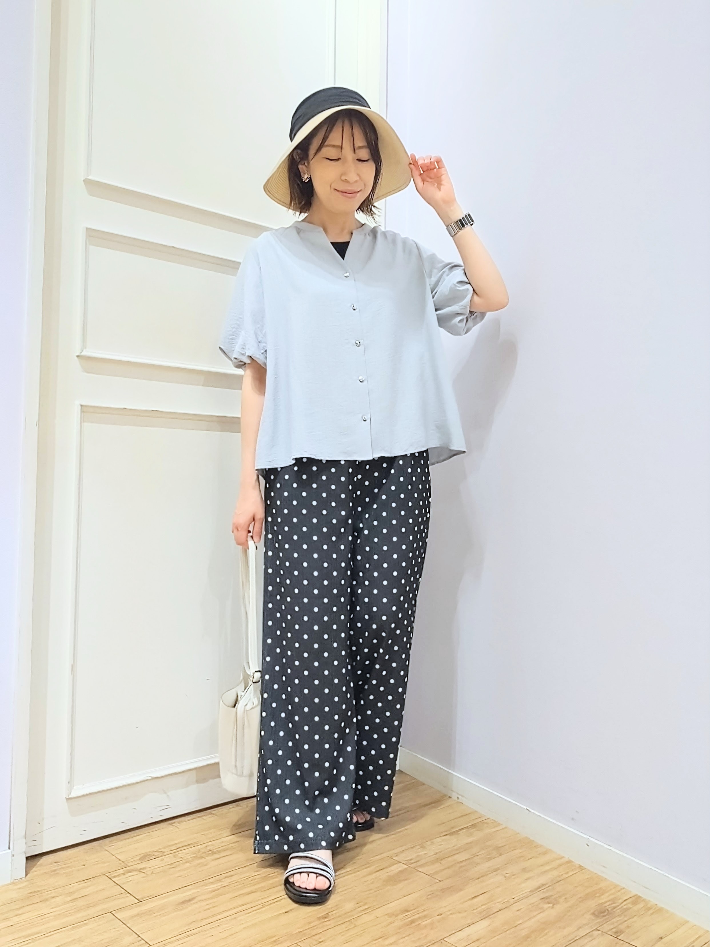 miomioさんの「SHOO･LA･RUE｜【S-LL/洗濯機可】バルーンスリーブ　キーネックブラウス」を使ったコーディネート