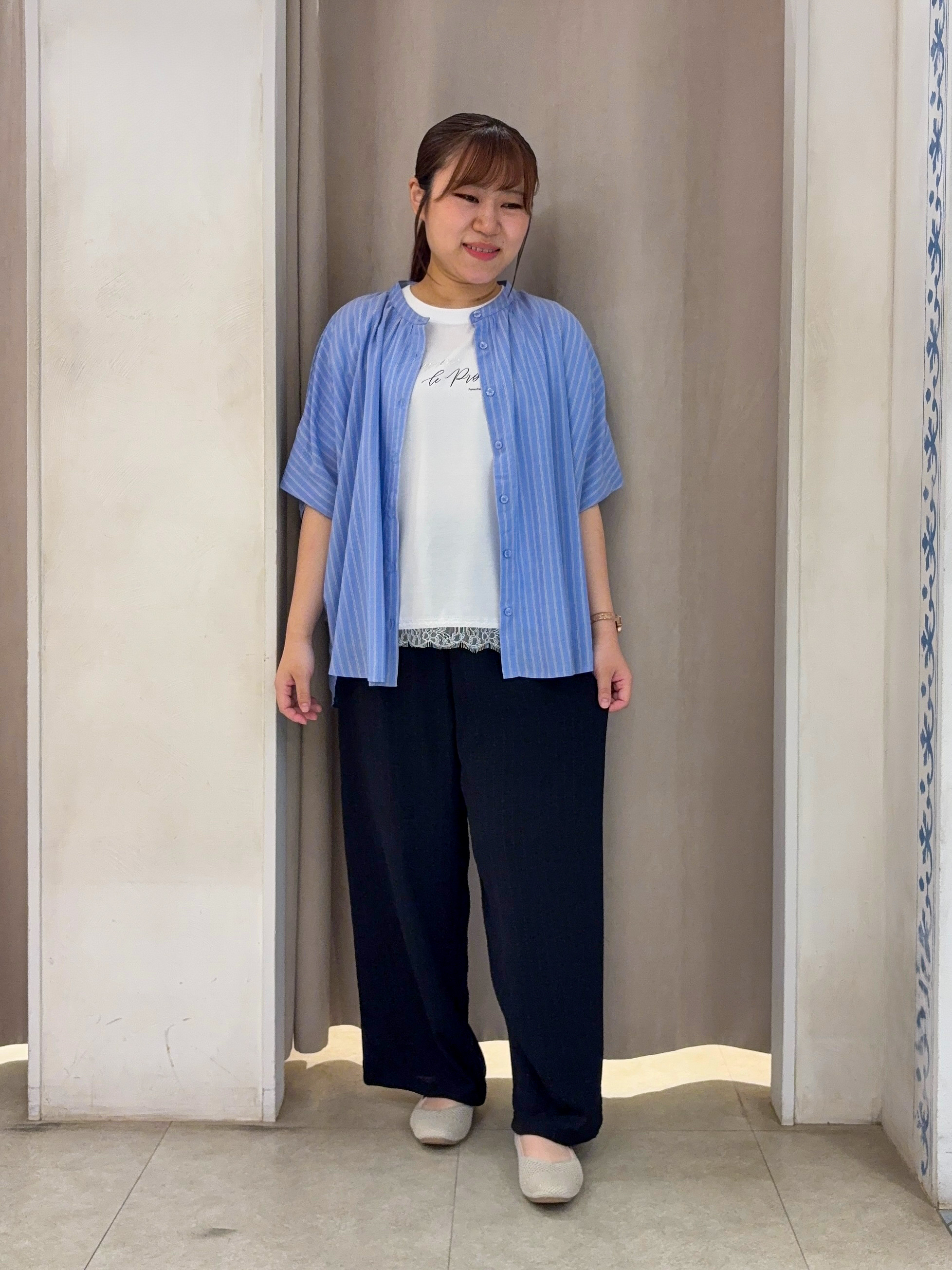 SO(R)Aさんの「SHOO･LA･RUE｜【ひんやり/洗濯機可/体型カバー】二の腕隠れる ゆるっとドルマンバンドカラーシャツ」を使ったコーディネート