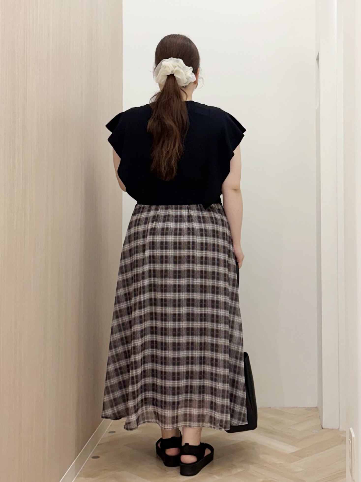 akariさんの「grove｜【低身長さんも選べる着丈・洗濯機◎】1枚で華やか 肩フリルニットドッキングワンピース」を使ったコーディネート