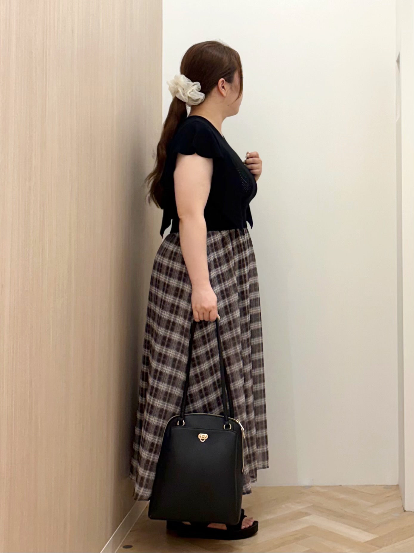 akariさんの「grove｜【低身長さんも選べる着丈・洗濯機◎】1枚で華やか 肩フリルニットドッキングワンピース」を使ったコーディネート