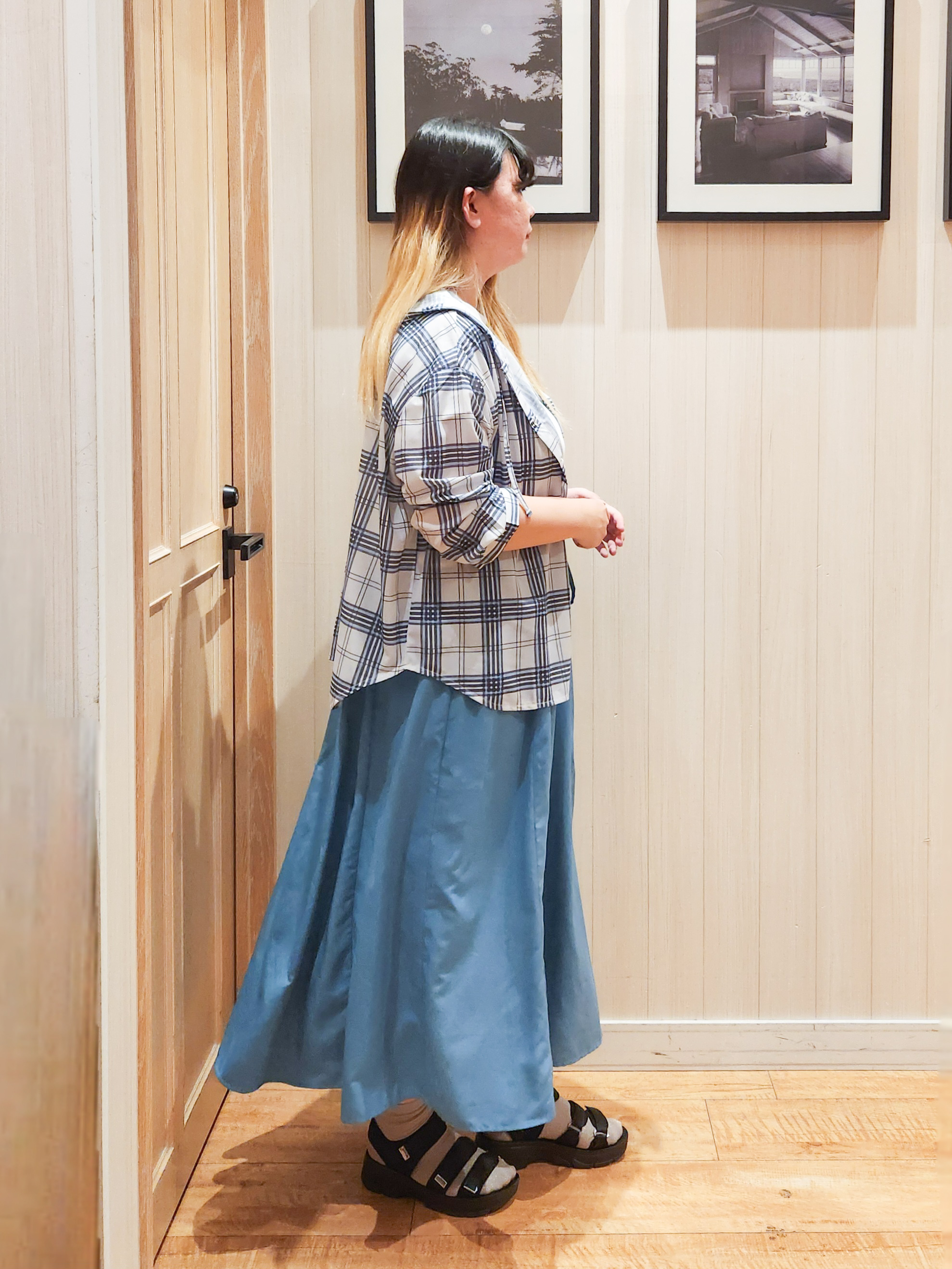 れーやんさんの「SHOO･LA･RUE｜【洗濯機可/体型カバー】程よい透け感の ゆるシルエットシア―シャツ」を使ったコーディネート