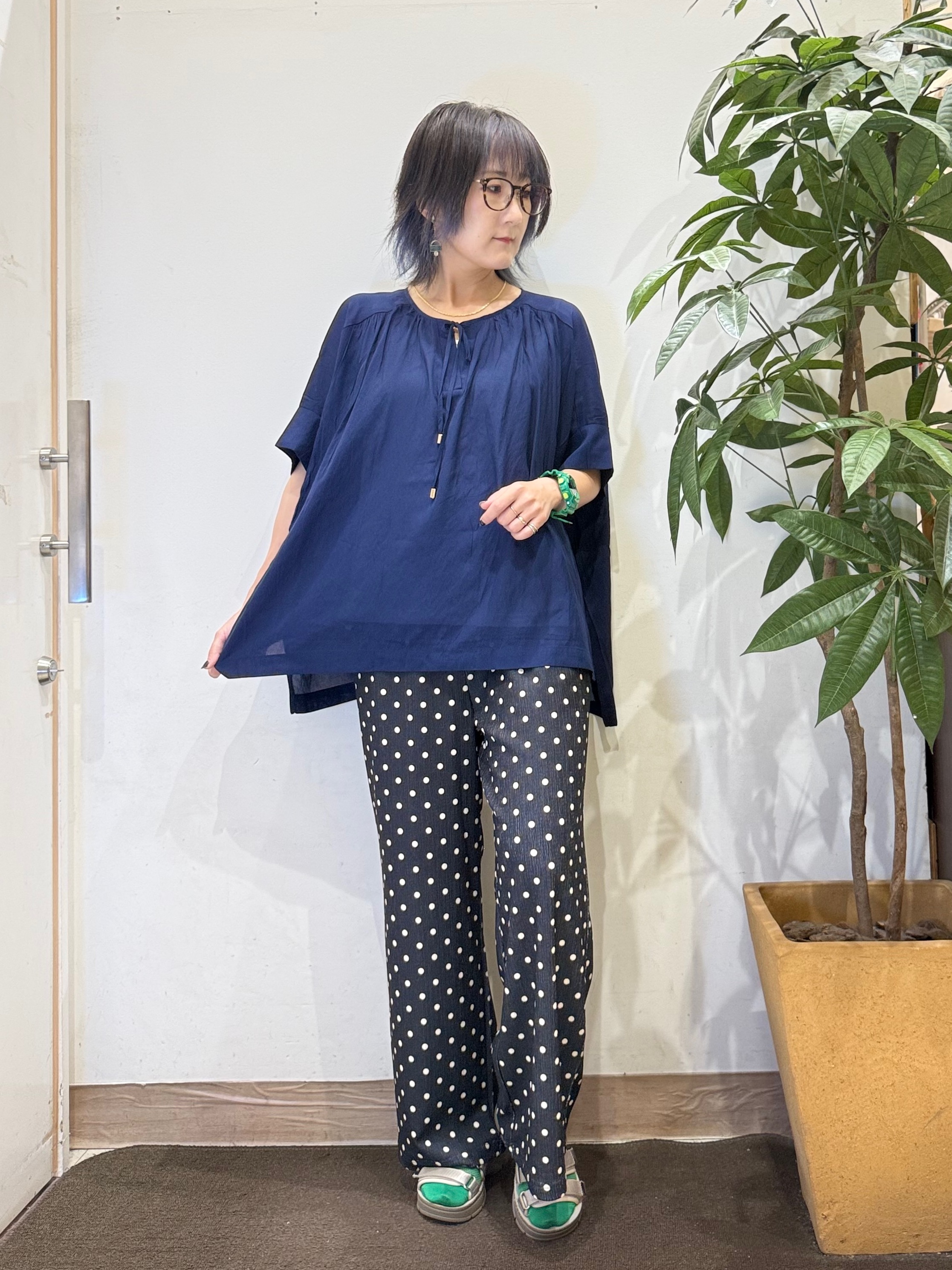 misakiさんの「SHOO･LA･RUE｜【2点セット】ポンチョ風ブラウス＆タンクトップセット」を使ったコーディネート