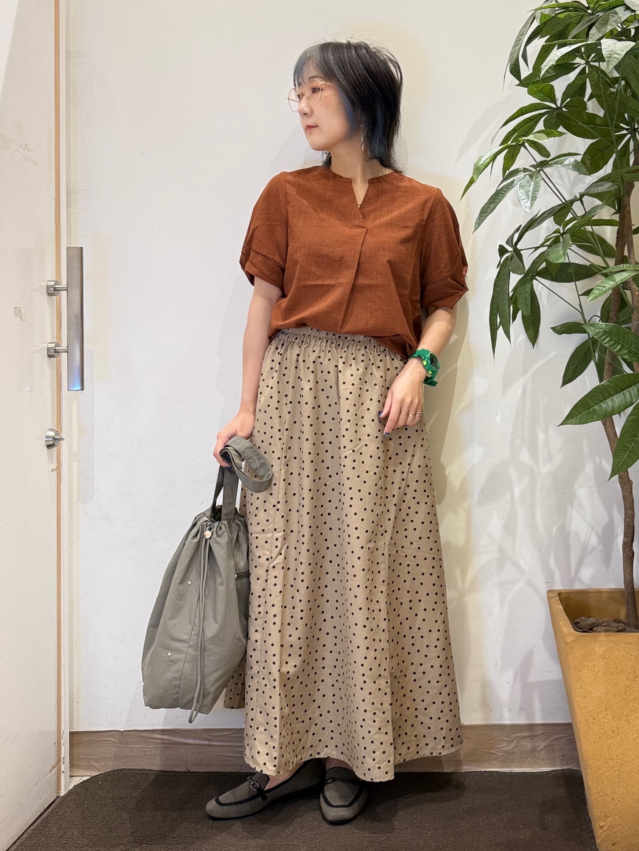 misakiさんの「SHOO･LA･RUE｜【洗濯後しわになりにくい／インせずきまる】麻調ハシゴレーススキッパーブラウス」を使ったコーディネート
