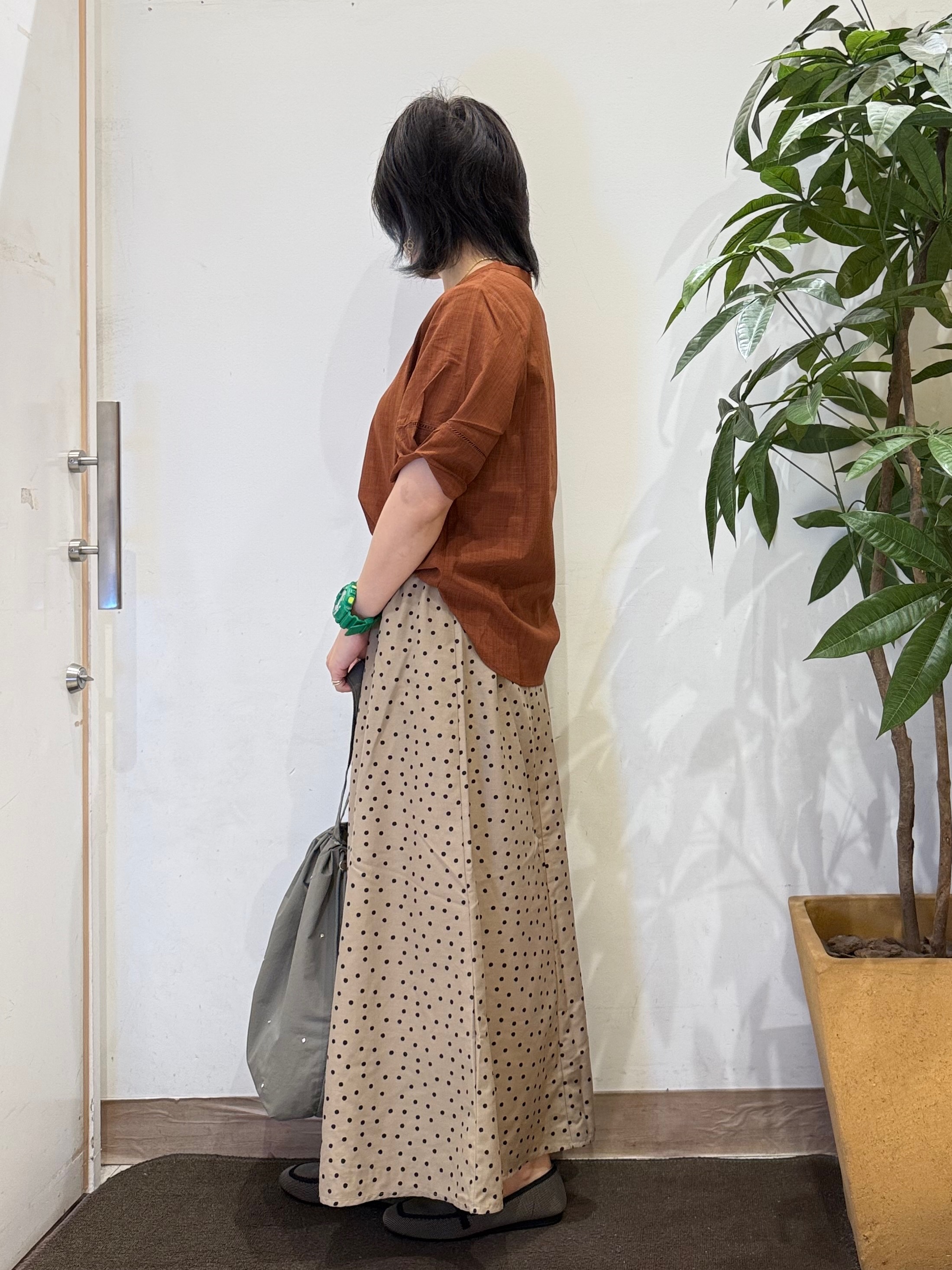 misakiさんの「SHOO･LA･RUE｜【洗濯後しわになりにくい／インせずきまる】麻調ハシゴレーススキッパーブラウス」を使ったコーディネート