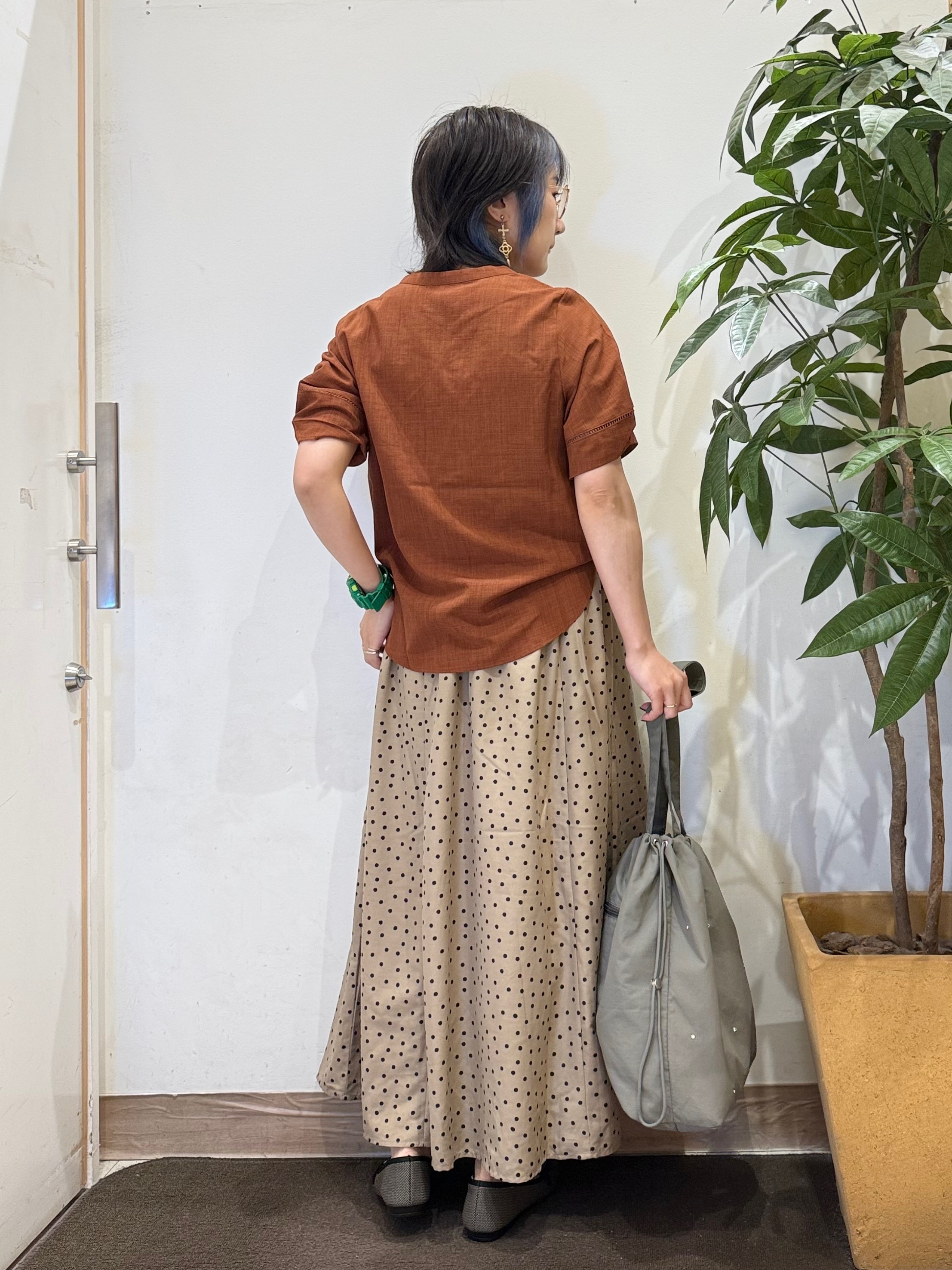 misakiさんの「SHOO･LA･RUE｜【洗濯後しわになりにくい／インせずきまる】麻調ハシゴレーススキッパーブラウス」を使ったコーディネート