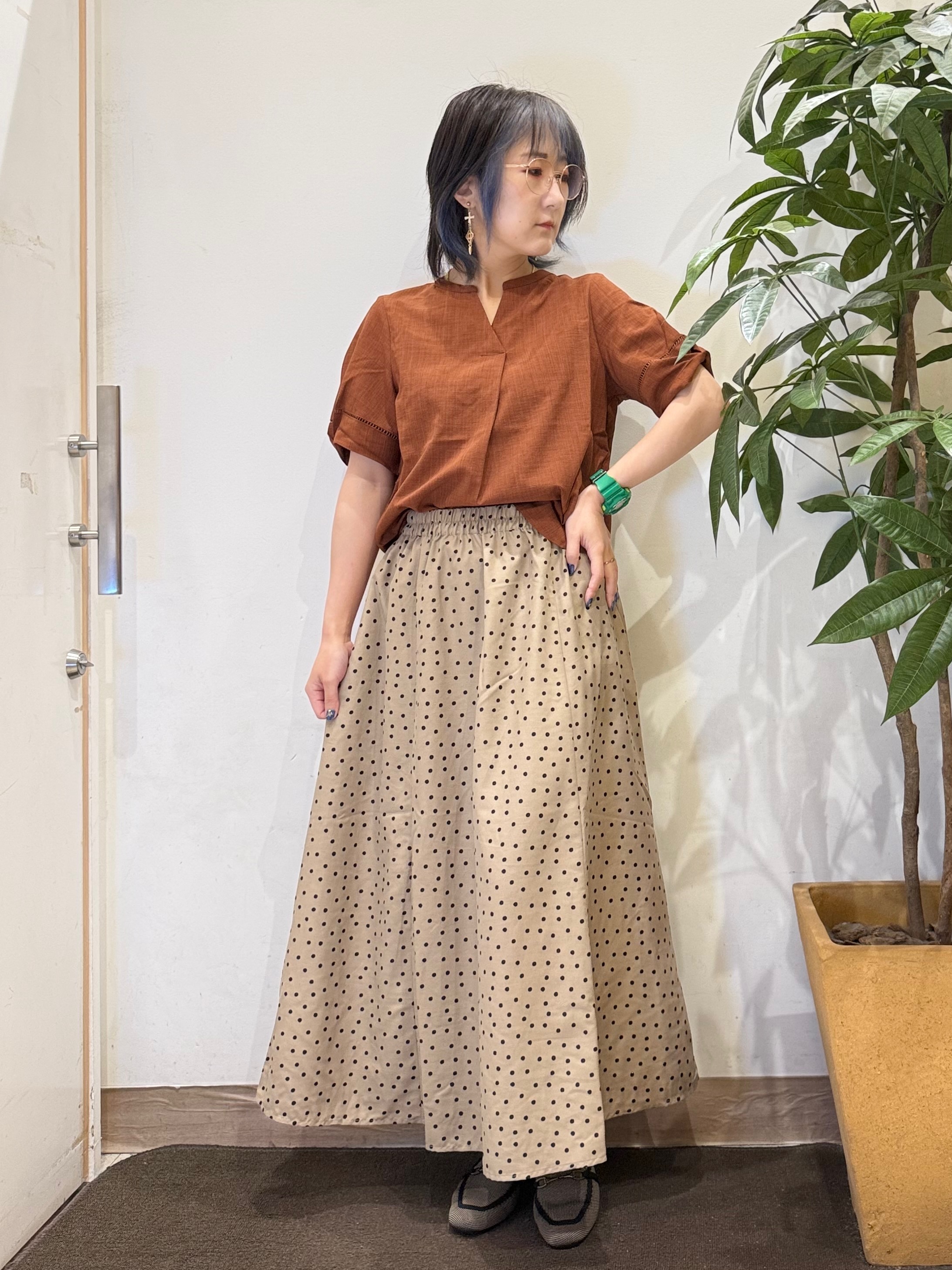 misakiさんの「SHOO･LA･RUE｜【洗濯後しわになりにくい／インせずきまる】麻調ハシゴレーススキッパーブラウス」を使ったコーディネート