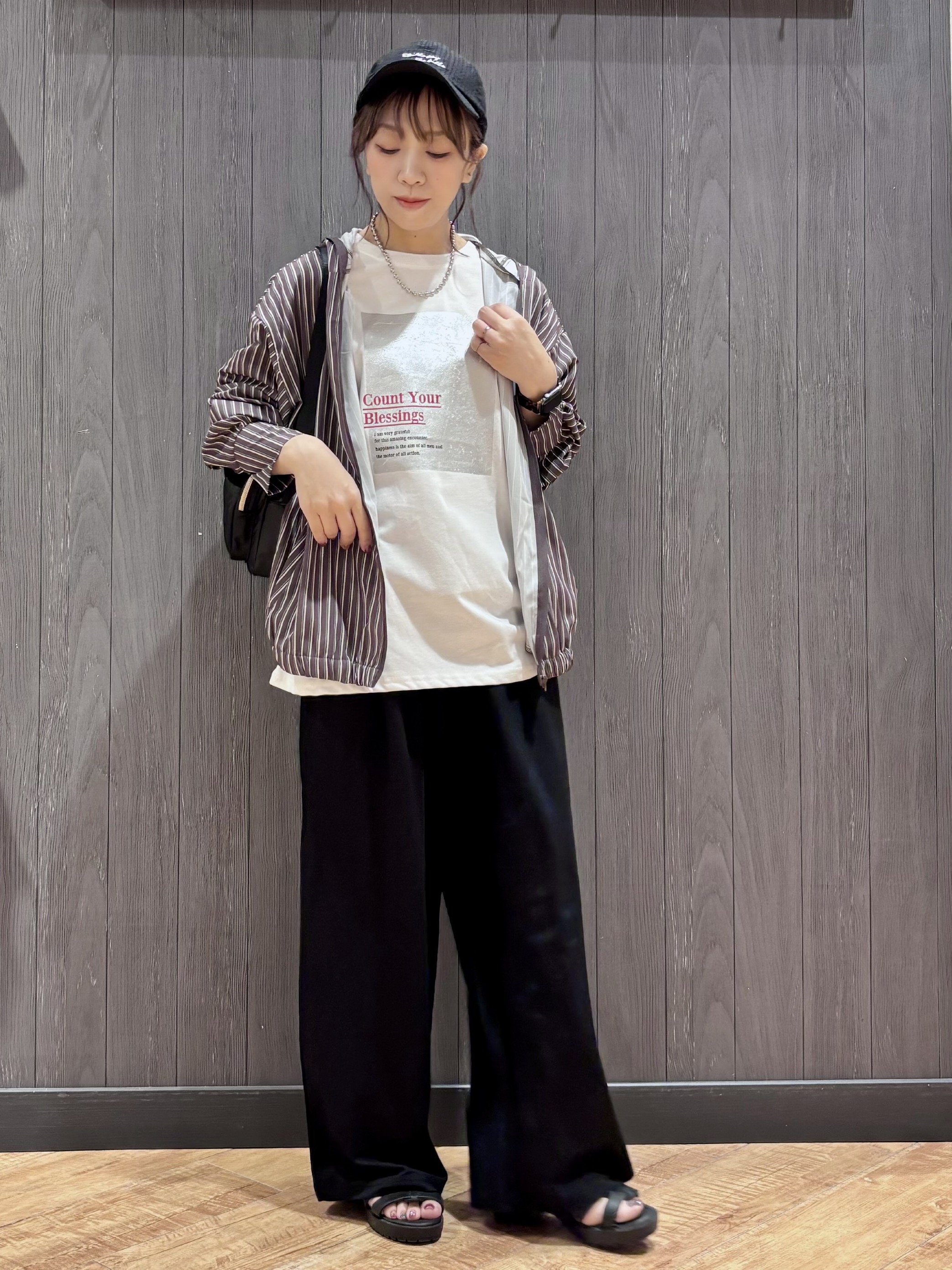 meiさんの「SHOO･LA･RUE｜【ひんやり/洗濯後しわになりにくい/S-LL】お顔も手の甲もしっかりカバー　日よけ・指穴付きUVパー」を使ったコーディネート