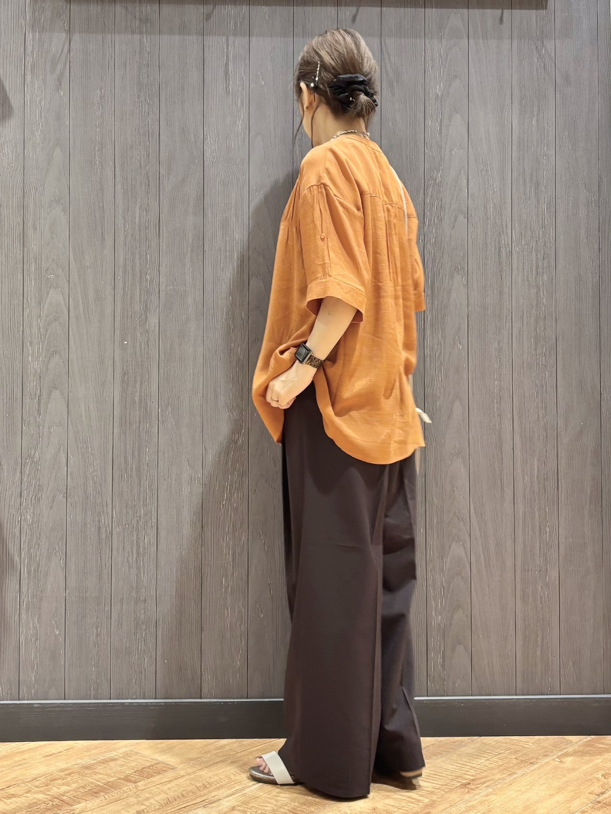meiさんの「SHOO･LA･RUE｜【ひんやり/UV】お袖の長さが調整出来る シャーリングスキッパーブラウス」を使ったコーディネート