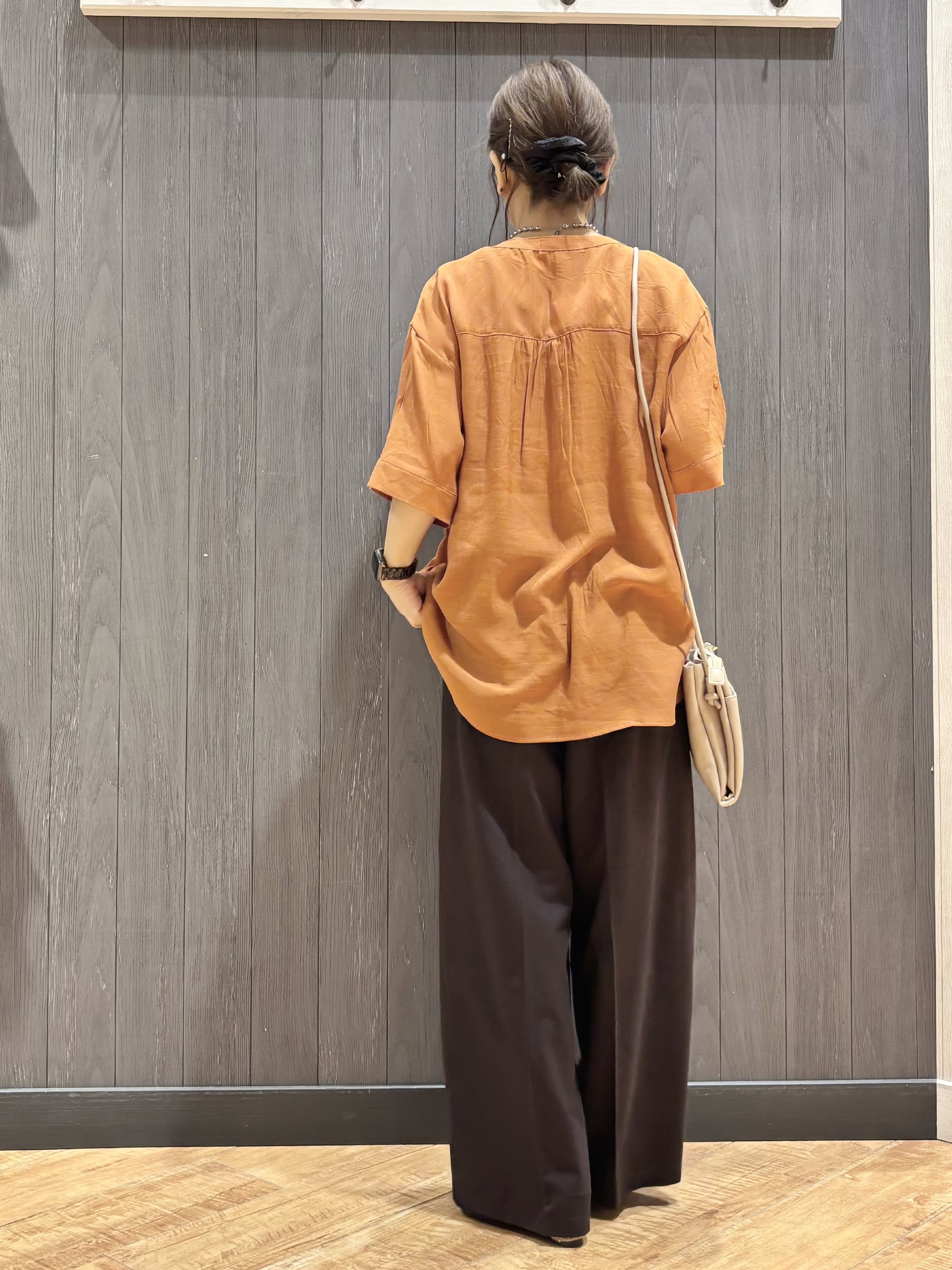 meiさんの「SHOO･LA･RUE｜【ひんやり/UV】お袖の長さが調整出来る シャーリングスキッパーブラウス」を使ったコーディネート