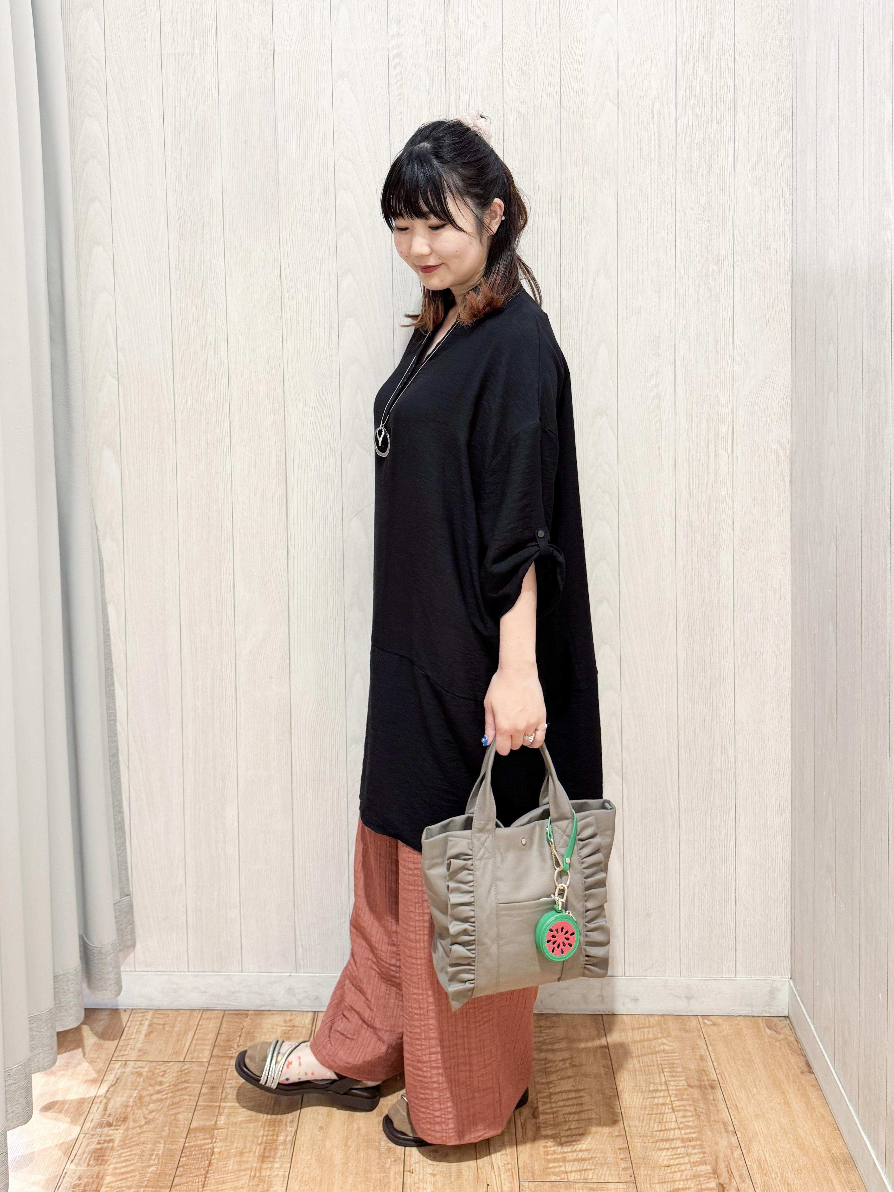 愛さんの「SHOO･LA･RUE｜【ひんやり/S-LL/洗濯機可】体型カバーにも ゆるっとリラックスチュニック」を使ったコーディネート