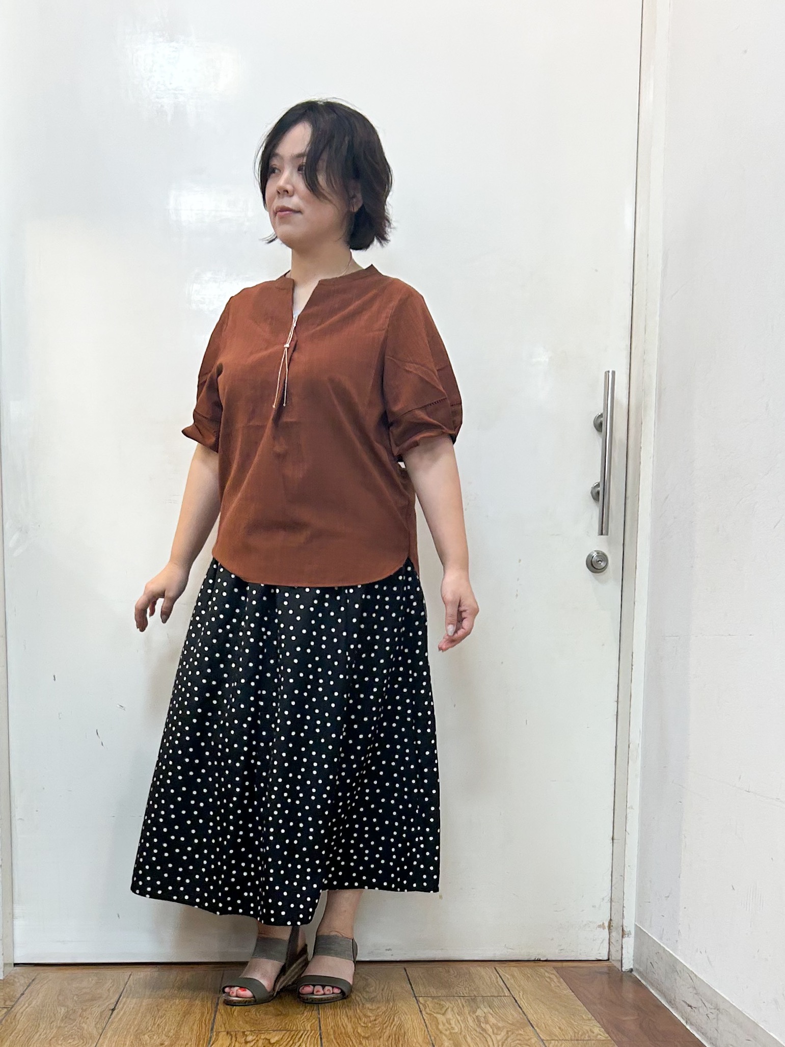 haruさんの「SHOO･LA･RUE｜【洗濯後しわになりにくい／インせずきまる】お袖のハシゴレースが涼やかな印象 麻調スキッパーブラウス」を使ったコーディネート