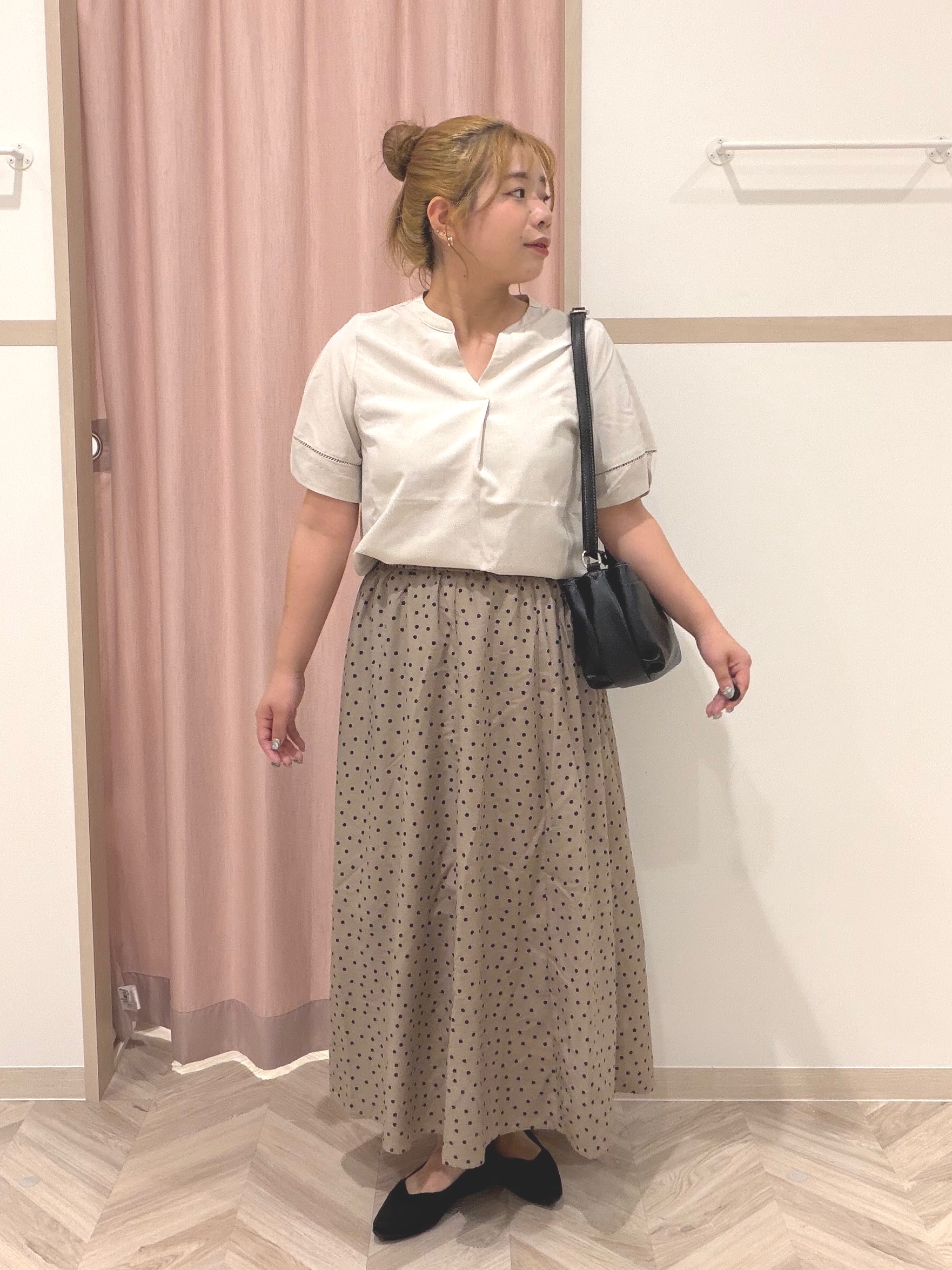 まちゃんなちゃんさんの「SHOO･LA･RUE｜【洗濯後しわになりにくい/インせずきまる】お袖のハシゴレースが涼やかな印象 麻調スキッパーブラウス」を使ったコーディネート