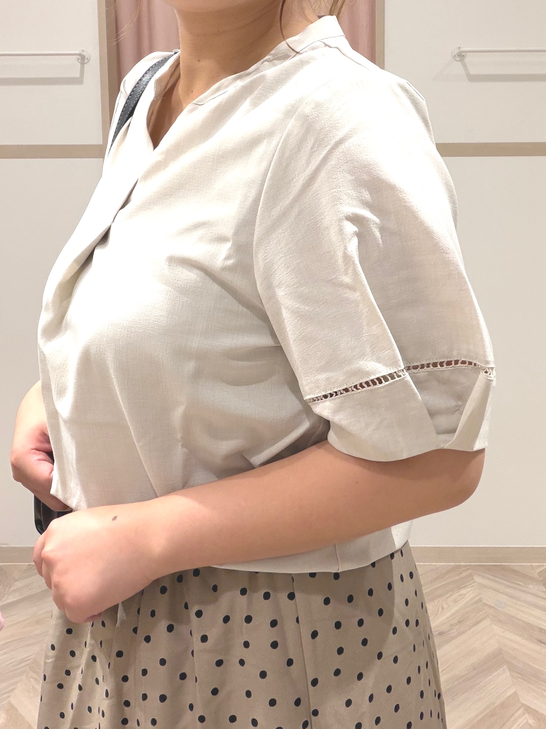 まちゃんなちゃんさんの「SHOO･LA･RUE｜【洗濯後しわになりにくい/インせずきまる】お袖のハシゴレースが涼やかな印象 麻調スキッパーブラウス」を使ったコーディネート