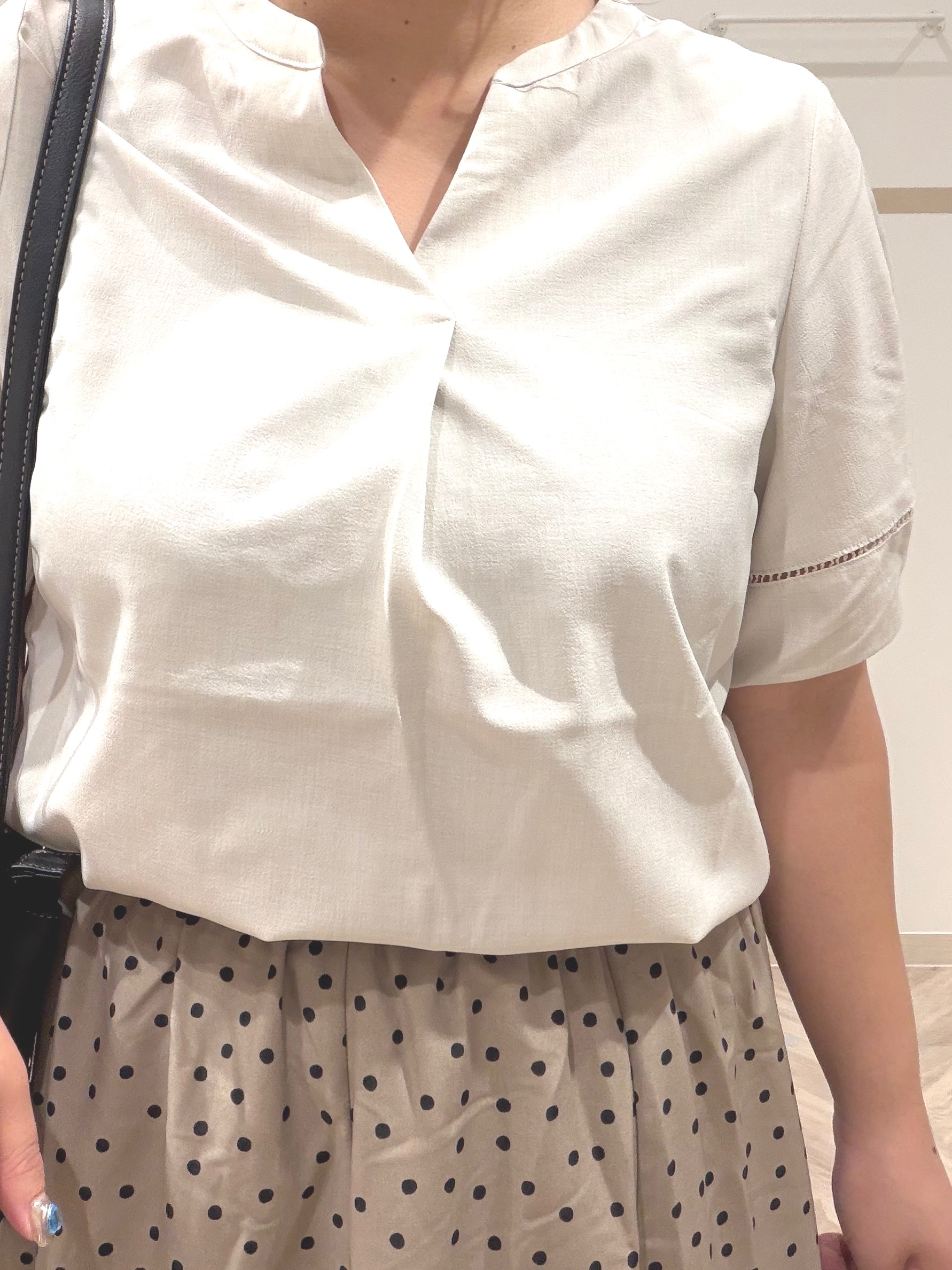 まちゃんなちゃんさんの「SHOO･LA･RUE｜【洗濯後しわになりにくい/インせずきまる】お袖のハシゴレースが涼やかな印象 麻調スキッパーブラウス」を使ったコーディネート