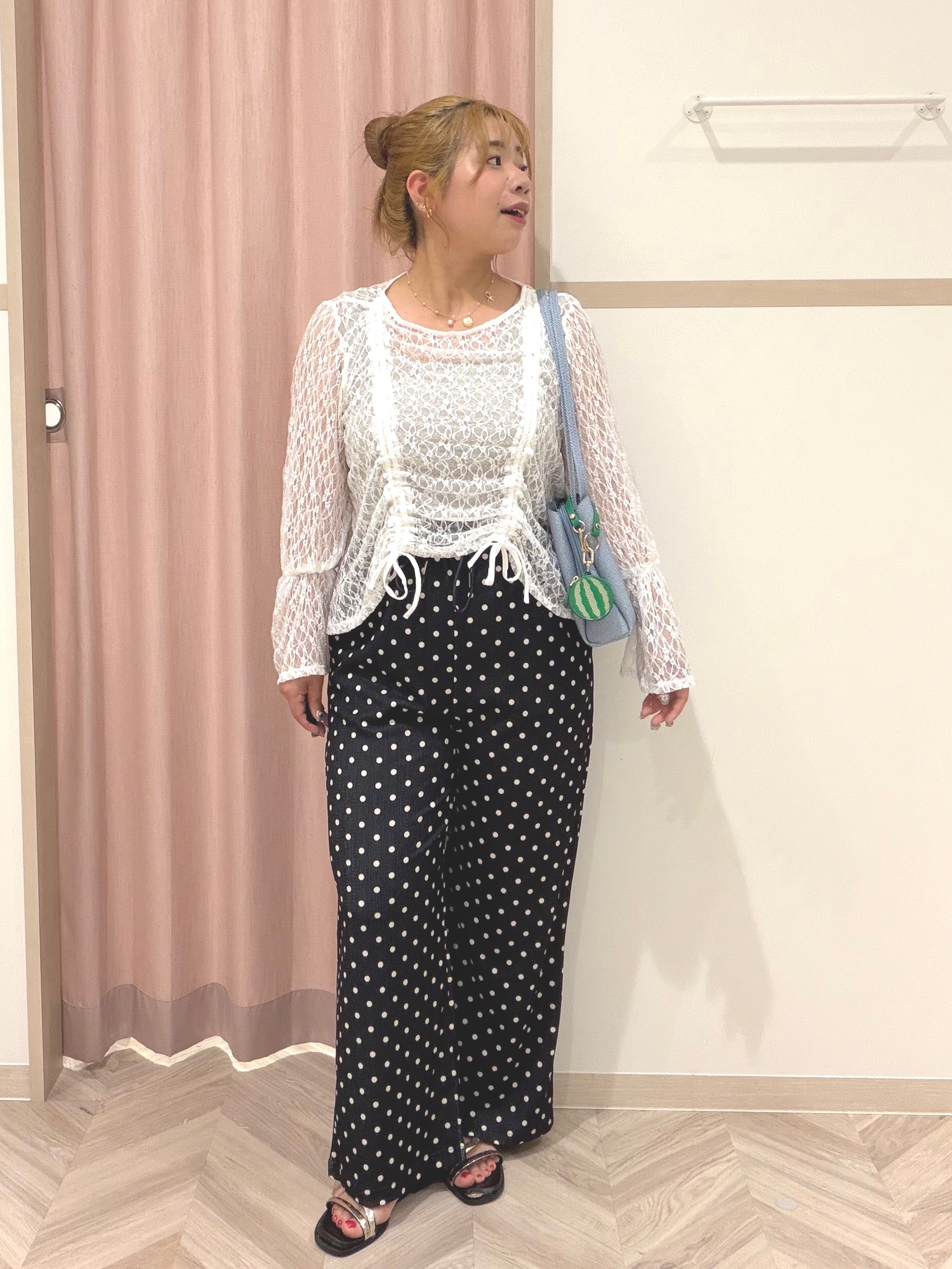 まちゃんなちゃんさんの「SHOO･LA･RUE｜【洗濯機可】スクエアネックが小顔効果に　きらきらラメタンクトップ」を使ったコーディネート
