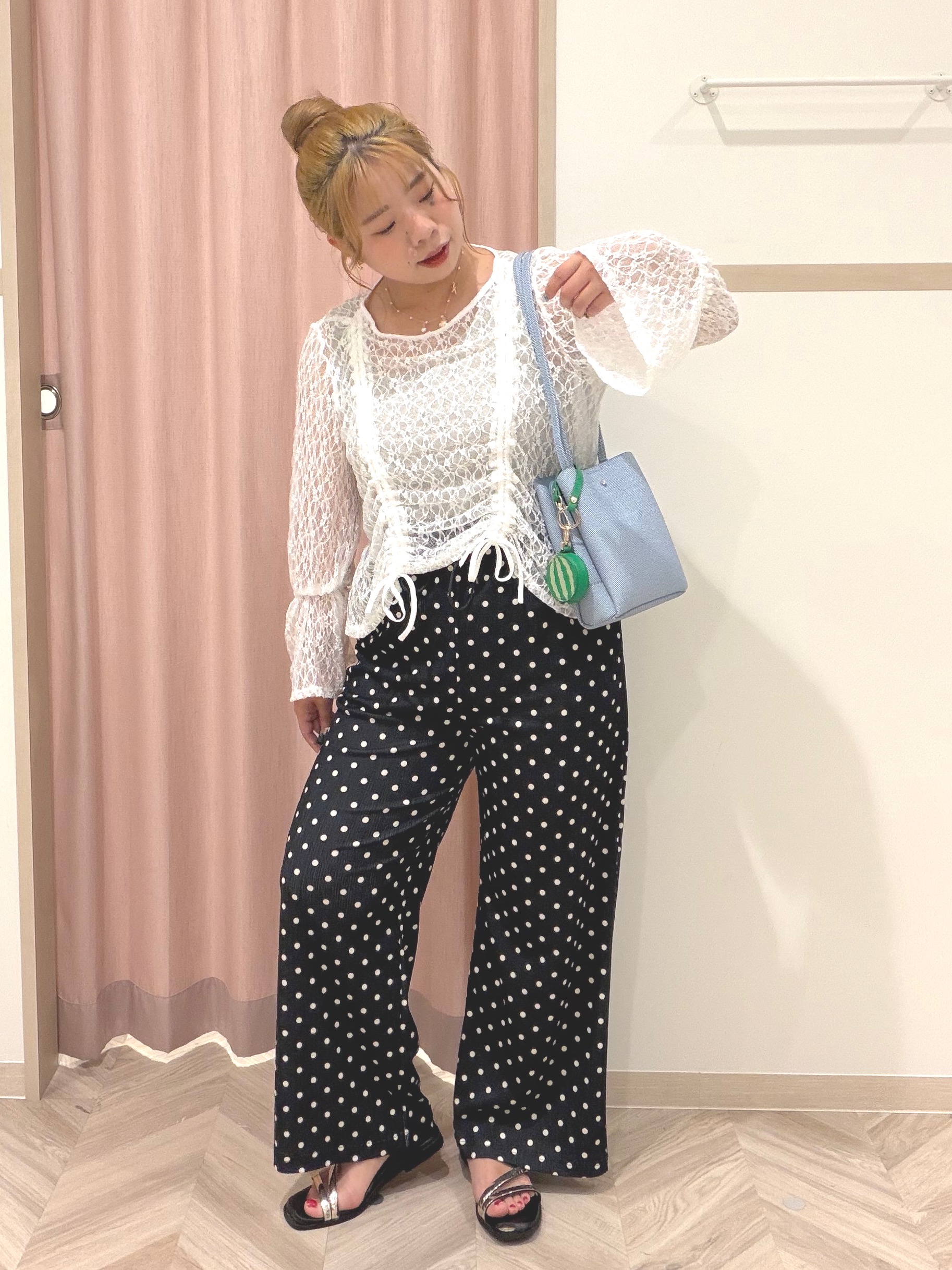 まちゃんなちゃんさんの「SHOO･LA･RUE｜【洗濯機可】スクエアネックが小顔効果に　きらきらラメタンクトップ」を使ったコーディネート